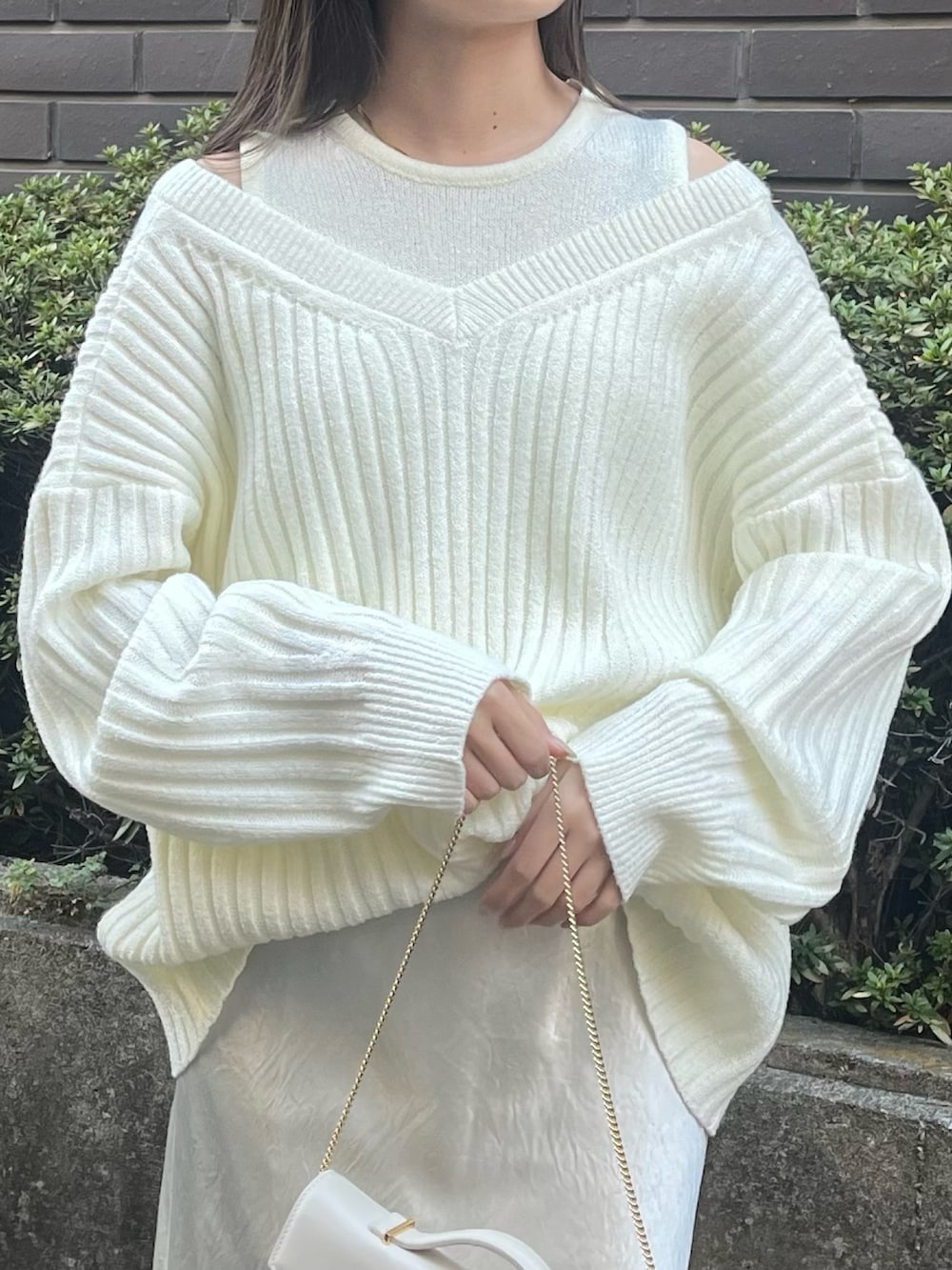 ホワイト系のニット/セーター、ホワイト系のスカート、ホワイト系のパンプスを着用したレディースの冬コーディネートの6枚目の写真