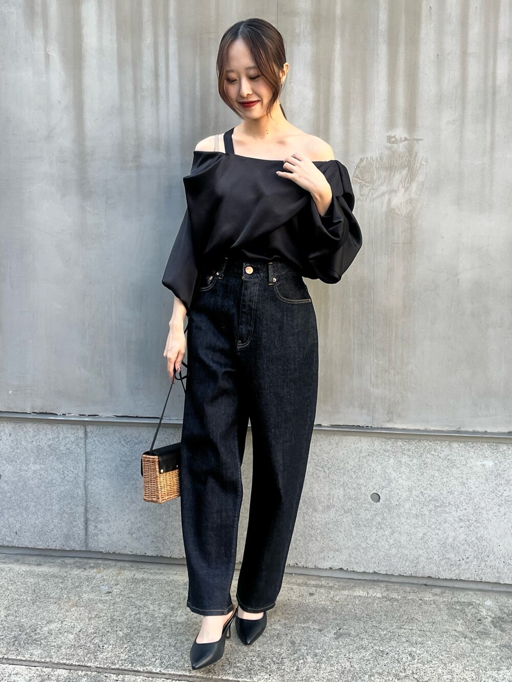 ブルー系のデニムパンツ、ブラック系のシャツ/ブラウス、ブラック系のパンプスを着用したレディースの冬コーディネートの3枚目の写真