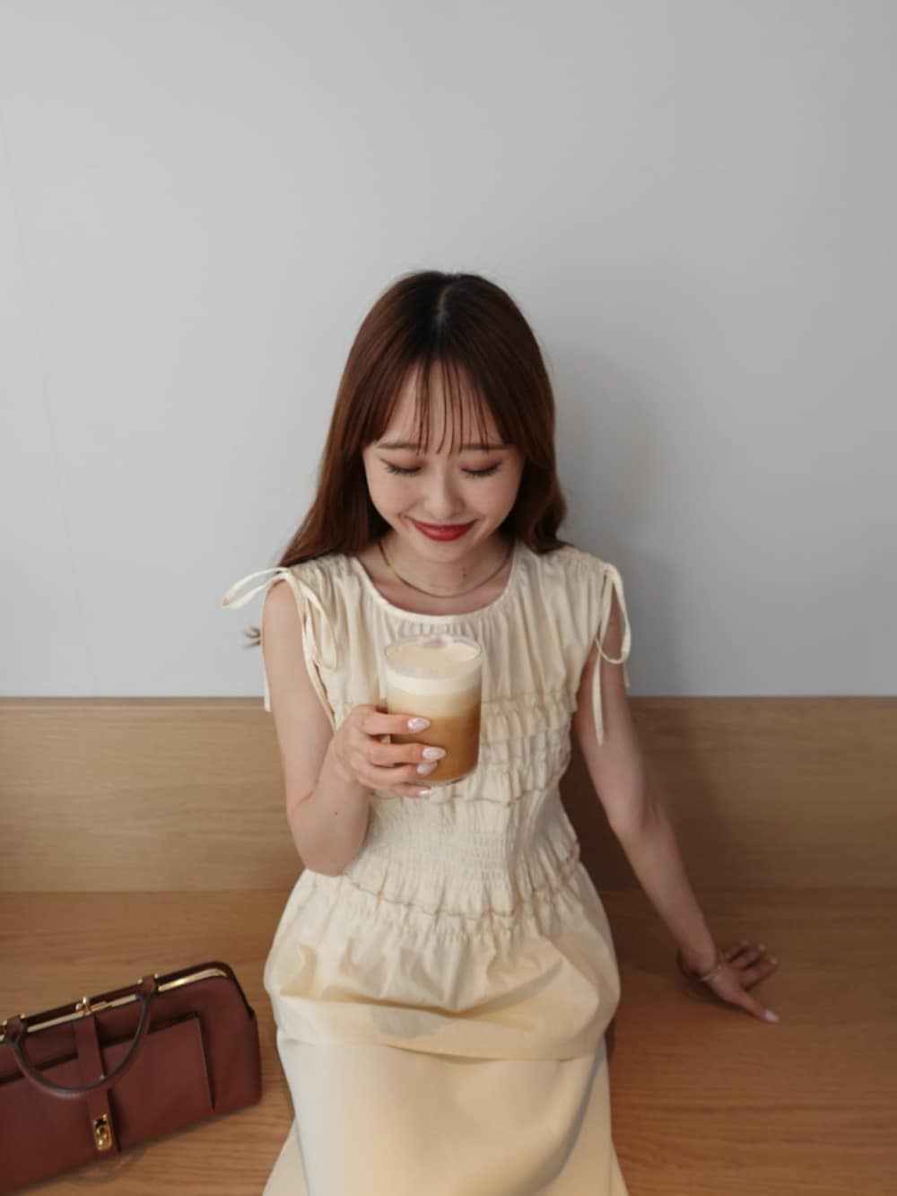 ブラック系のシャツ/ブラウス、ベージュ系のスカートを着用したレディースの夏コーディネートの6枚目の写真