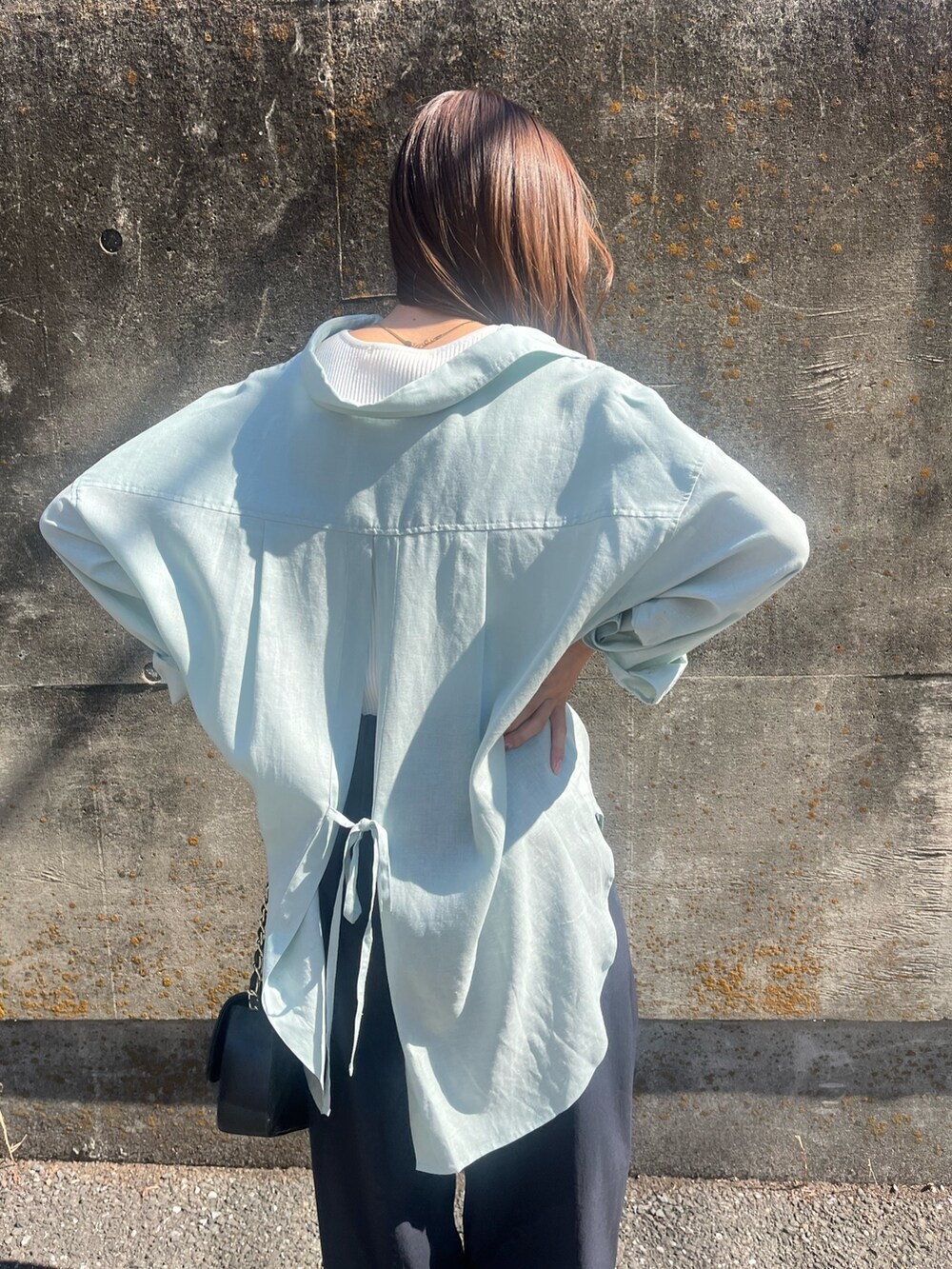 グリーン系のシャツ/ブラウス、その他のパンツ、ブラック系のショルダーバッグを着用したレディースの春コーディネートの4枚目の写真