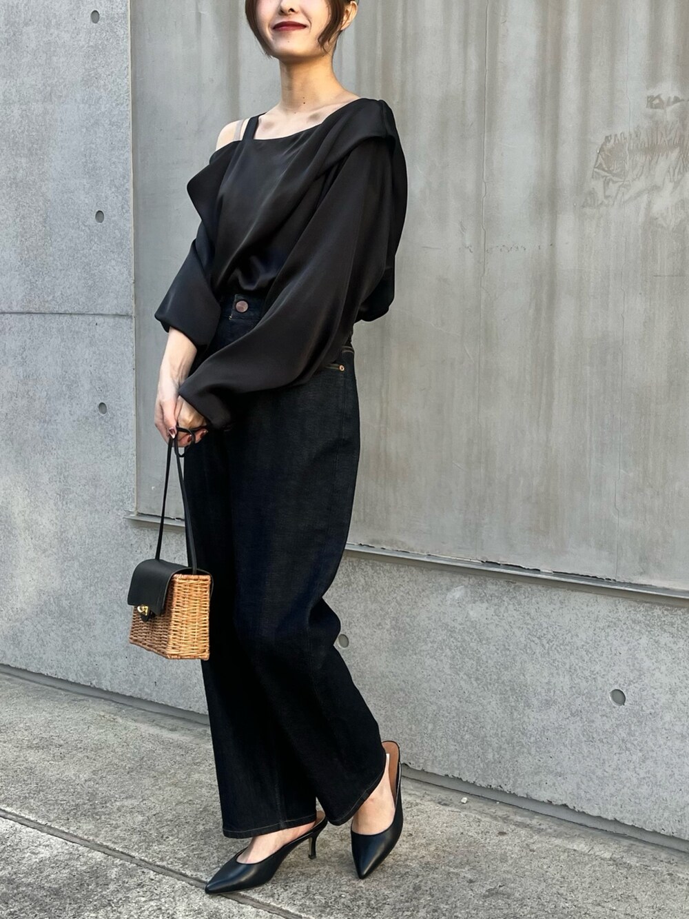 ブルー系のデニムパンツ、ブラック系のシャツ/ブラウス、ブラック系のパンプスを着用したレディースの冬コーディネートの6枚目の写真