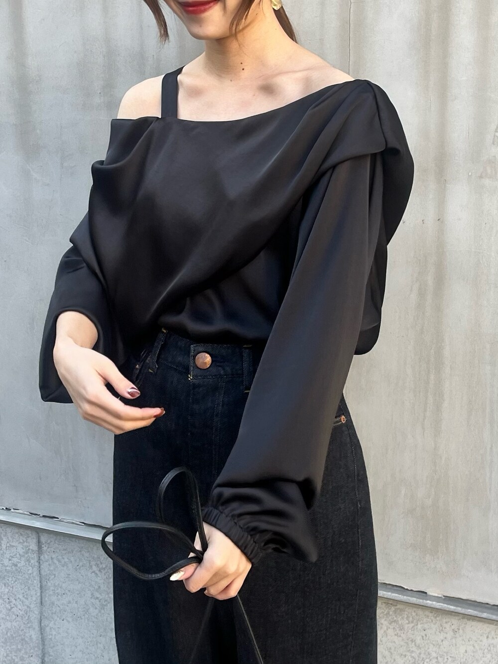 ブルー系のデニムパンツ、ブラック系のシャツ/ブラウス、ブラック系のパンプスを着用したレディースの冬コーディネートの4枚目の写真