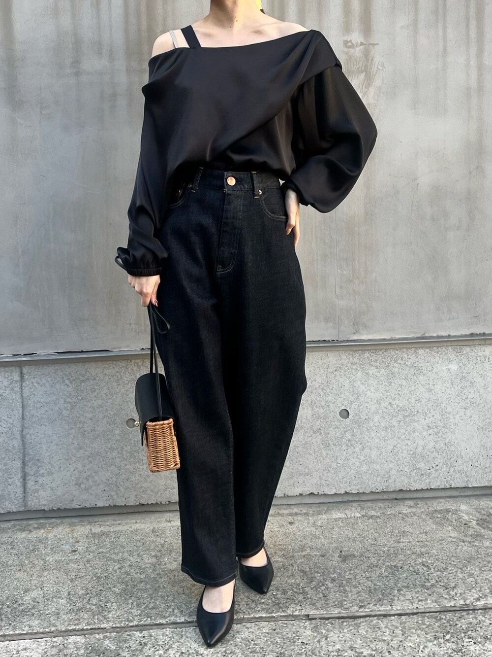 ブルー系のデニムパンツ、ブラック系のシャツ/ブラウス、ブラック系のパンプスを着用したレディースの冬コーディネートの5枚目の写真