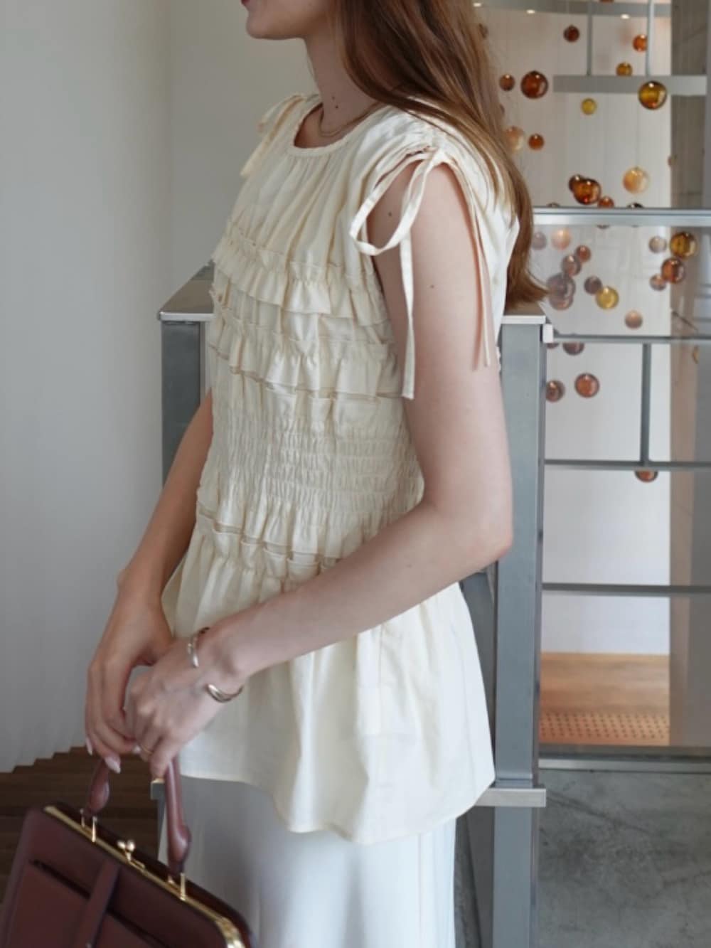 ブラック系のシャツ/ブラウス、ベージュ系のスカートを着用したレディースの夏コーディネートの3枚目の写真