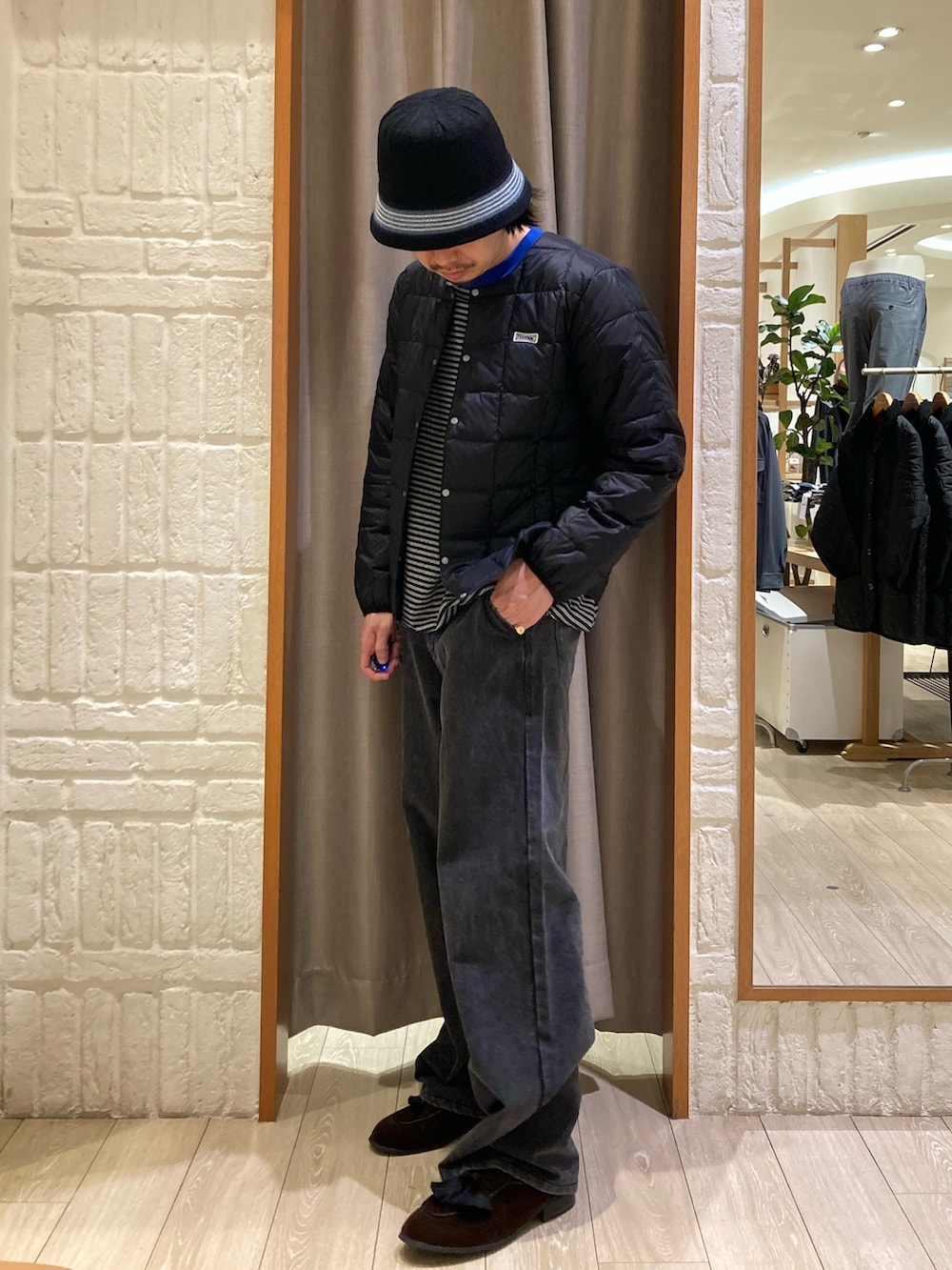 ブラック系のダウンジャケット/コート、グレー系のその他パンツ、ブラック系のTシャツ/カットソーを着用したメンズの秋コーディネートの2枚目の写真