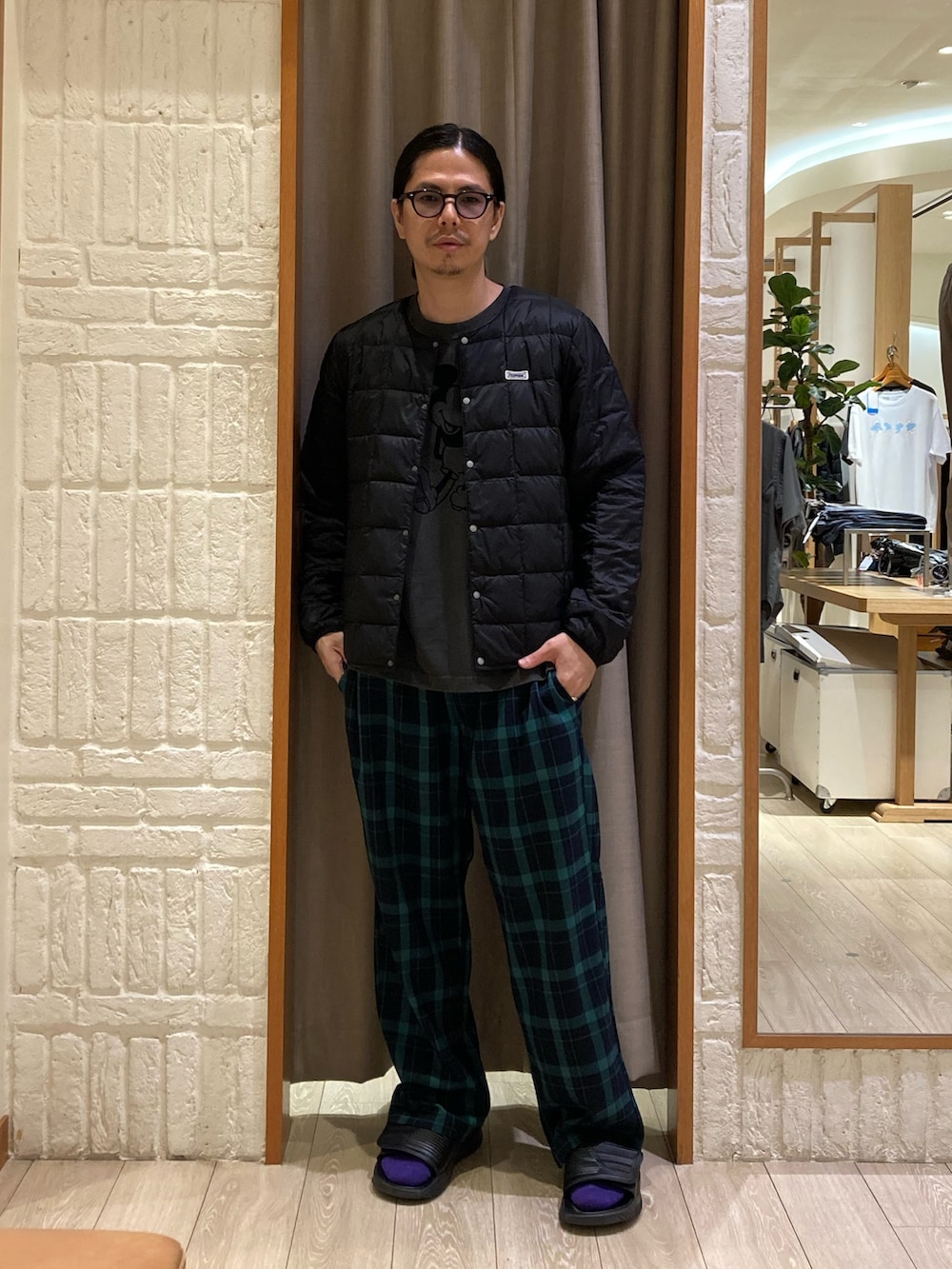 ブラック系のダウンジャケット/コート、ブラック系のTシャツ/カットソー、グリーン系のその他パンツを着用したメンズの秋コーディネートの2枚目の写真