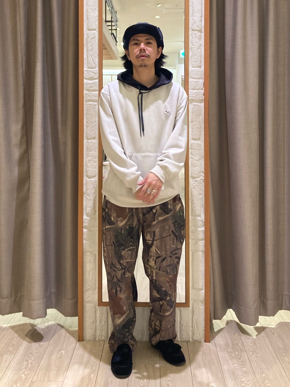 「スポーツミックス、秋コーデ、テーマパークコーデ、ハロウィン、お出かけコーデ、パーカー、秋冬コーデ、秋服コーデ、キャップ、ゆるコーデ、休日コーデ、ストリートMIX、秋、シンプルスタイル、シンプル」｜「GLOSTERの【GLOSTER/グロスター】フレンチブルドッグ刺繍 スエードダンボール パーカー フーディ（パーカー、ホワイト系）」を使った、miyazakitakuroさん（メンズ・171cm）の秋コーディネートの7枚目の写真