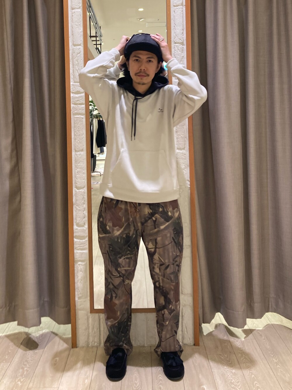 「スポーツミックス、秋コーデ、テーマパークコーデ、ハロウィン、お出かけコーデ、パーカー、秋冬コーデ、秋服コーデ、キャップ、ゆるコーデ、休日コーデ、ストリートMIX、秋、シンプルスタイル、シンプル」｜「GLOSTERの【GLOSTER/グロスター】フレンチブルドッグ刺繍 スエードダンボール パーカー フーディ（パーカー、ホワイト系）」を使った、miyazakitakuroさん（メンズ・171cm）の秋コーディネートの6枚目の写真