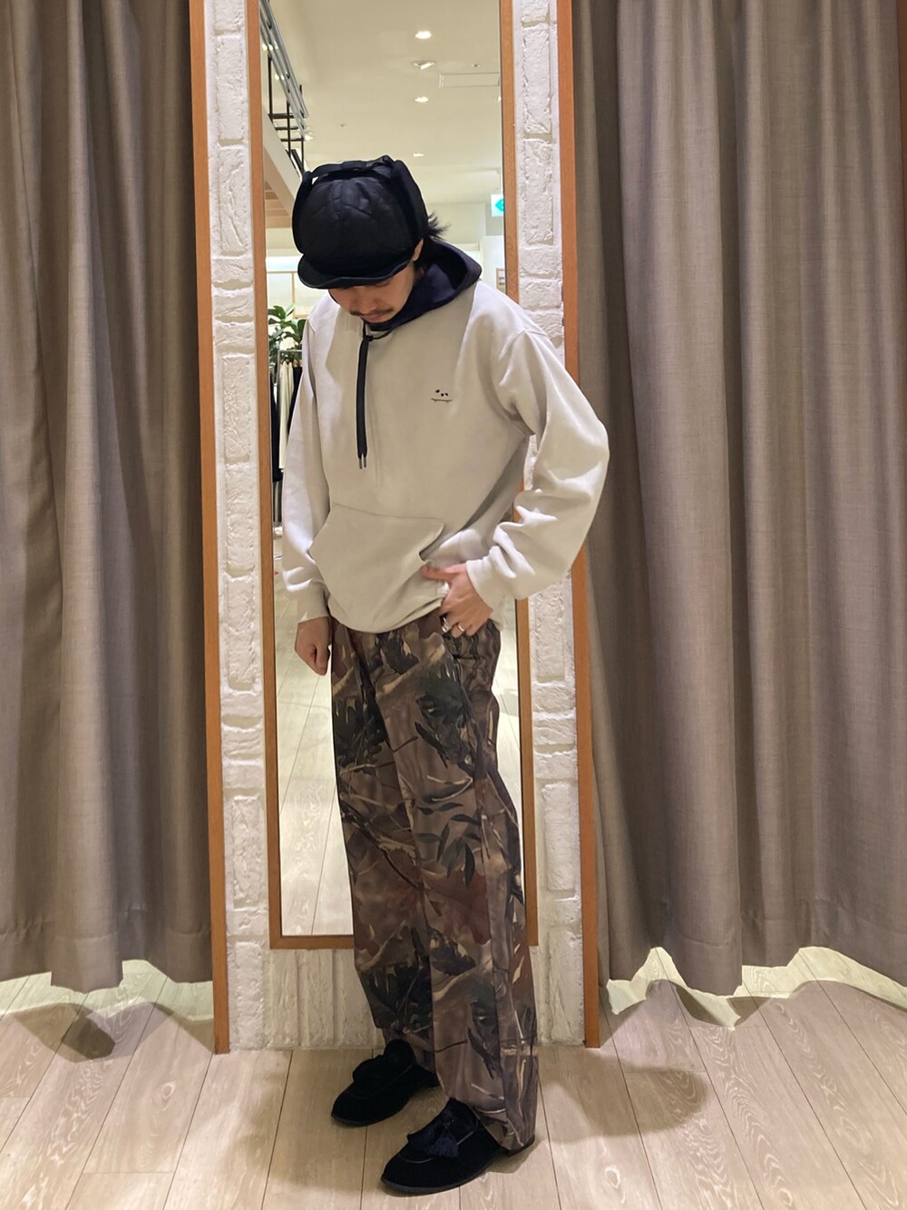 「スポーツミックス、秋コーデ、テーマパークコーデ、ハロウィン、お出かけコーデ、パーカー、秋冬コーデ、秋服コーデ、キャップ、ゆるコーデ、休日コーデ、ストリートMIX、秋、シンプルスタイル、シンプル」｜「GLOSTERの【GLOSTER/グロスター】フレンチブルドッグ刺繍 スエードダンボール パーカー フーディ（パーカー、ホワイト系）」を使った、miyazakitakuroさん（メンズ・171cm）の秋コーディネートの2枚目の写真