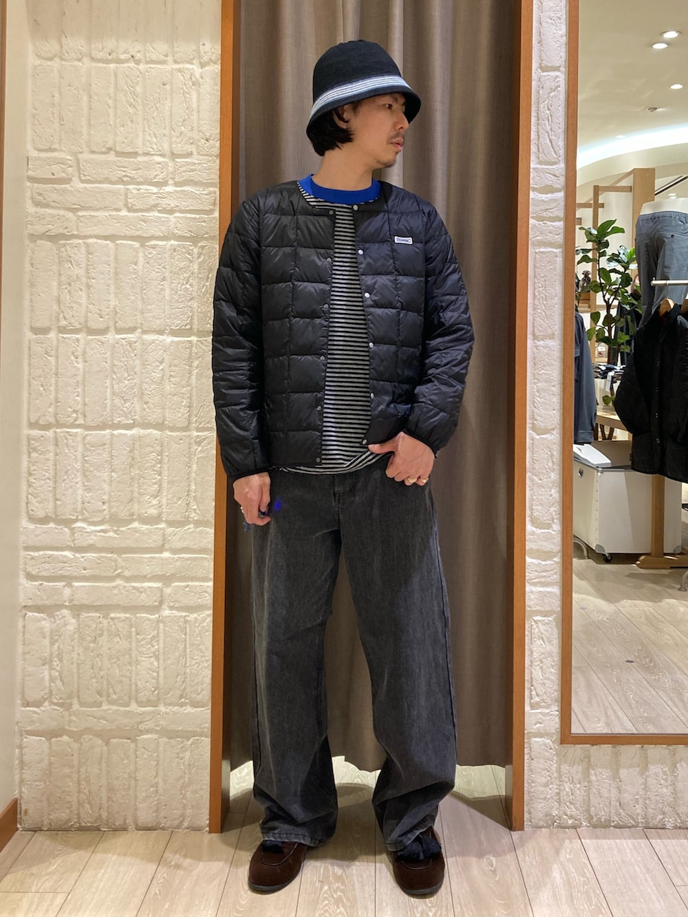 ブラック系のダウンジャケット/コート、グレー系のその他パンツ、ブラック系のTシャツ/カットソーを着用したメンズの秋コーディネートの4枚目の写真