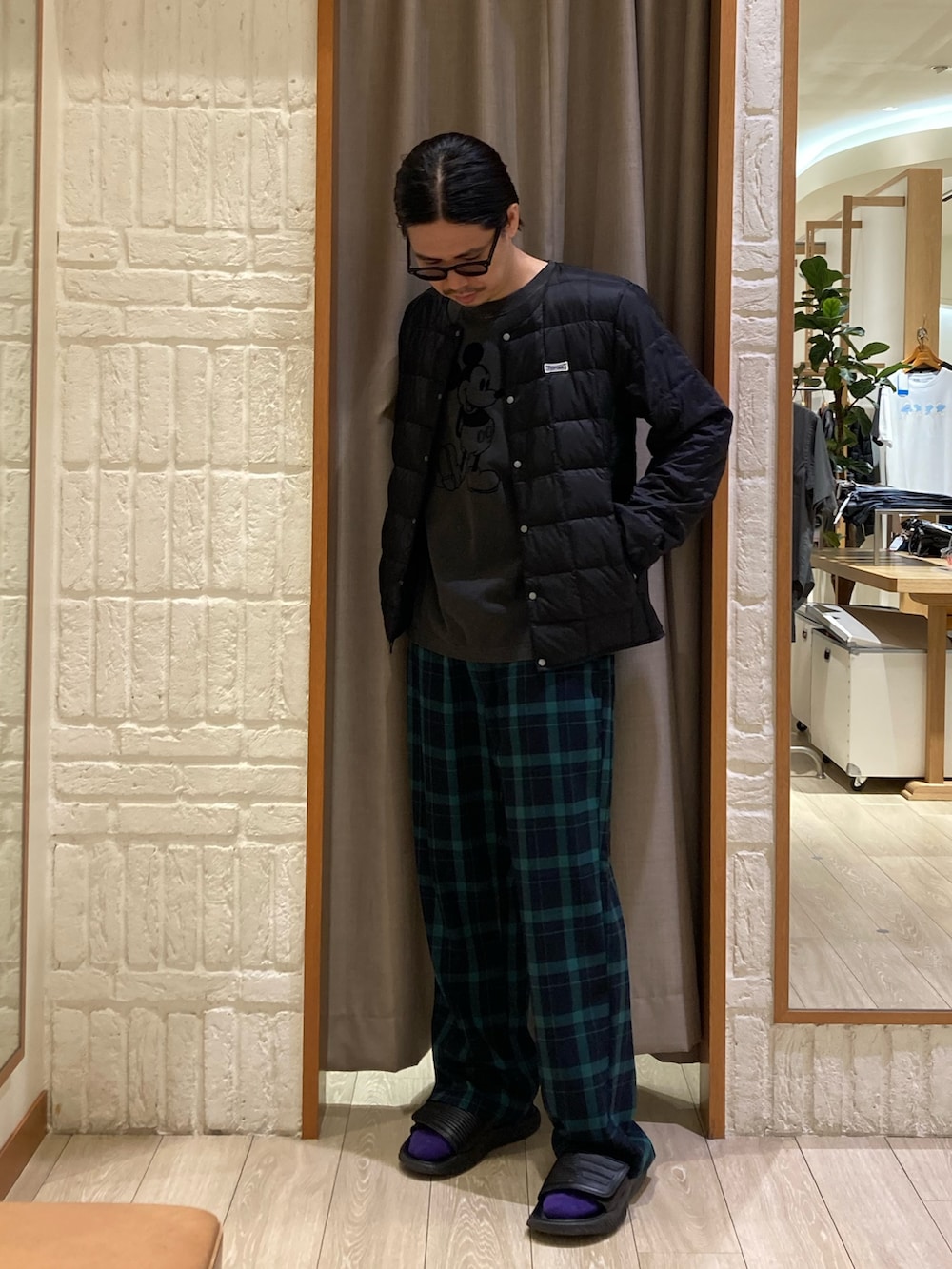 ブラック系のダウンジャケット/コート、ブラック系のTシャツ/カットソー、グリーン系のその他パンツを着用したメンズの秋コーディネートの4枚目の写真