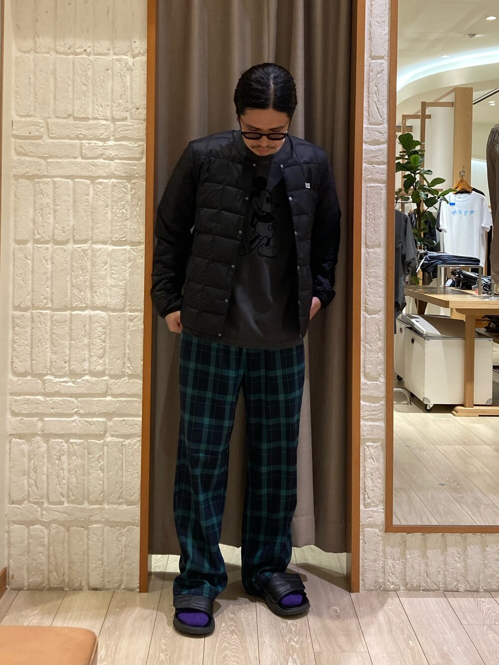 ブラック系のダウンジャケット/コート、ブラック系のTシャツ/カットソー、グリーン系のその他パンツを着用したメンズの秋コーディネートの3枚目の写真