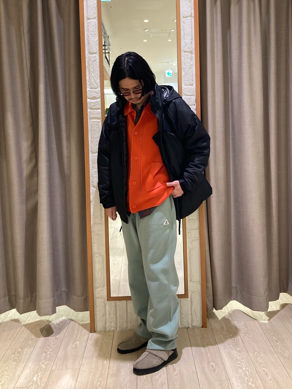 「冬コーデ、マイベストコーデ2024、赤、休日スタイル、レイヤードスタイル、ワイドパンツ、冬アウター、ストリート、ストリートコーデ、大人カジュアル、ブラックコーデ、ニット、最近のいい感じコーデ、ダウンジャケット、ミリタリー」｜「TAIONの【TAION/タイオン】GLOSTER別注 MILITALY LEVEL7 JACKET ダウン（ダウンジャケット/コート、ブラック系）」を使った、miyazakitakuroさん（メンズ・171cm）の冬コーディネートの3枚目の写真