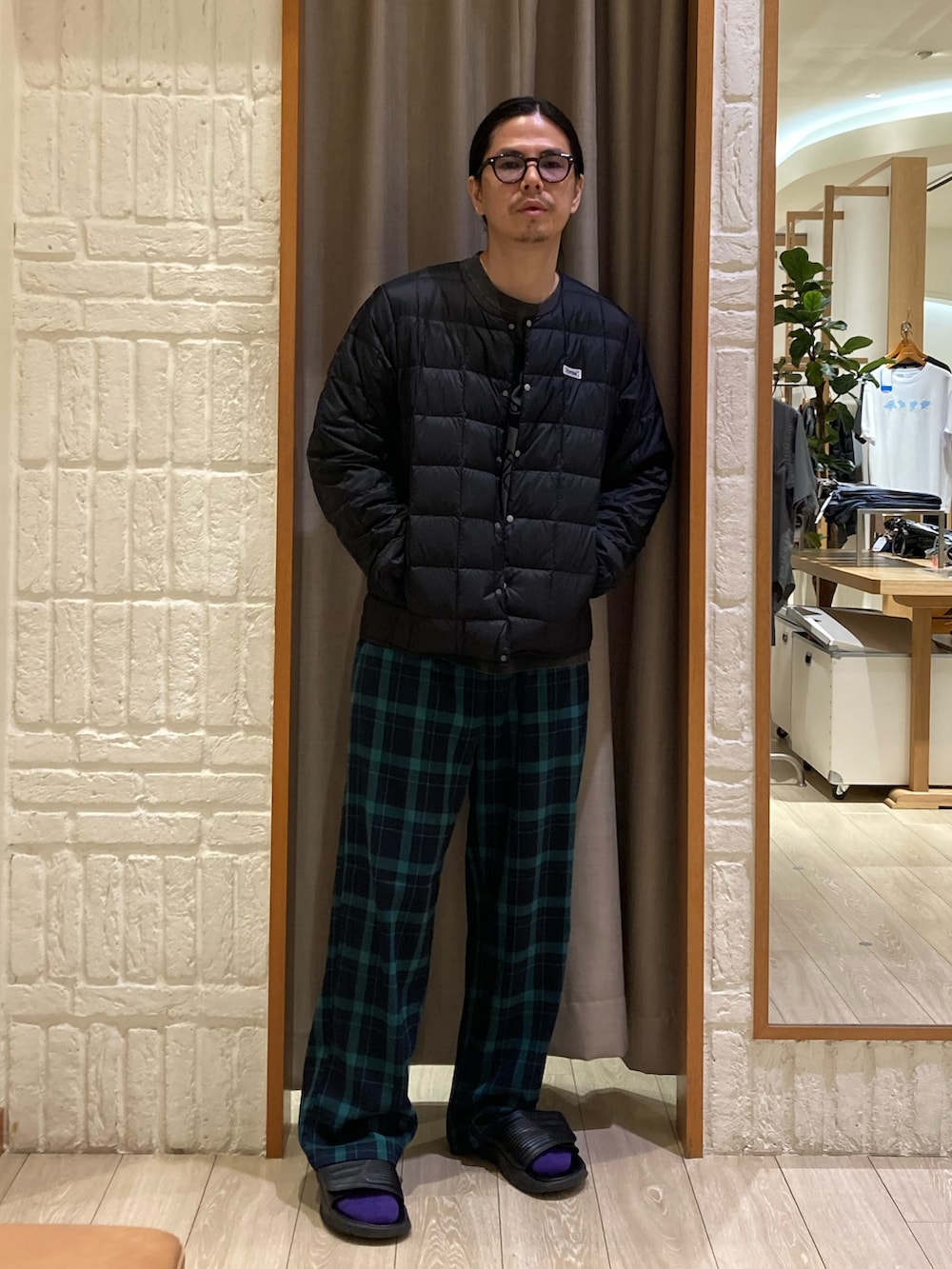 ブラック系のダウンジャケット/コート、ブラック系のTシャツ/カットソー、グリーン系のその他パンツを着用したメンズの秋コーディネートの5枚目の写真