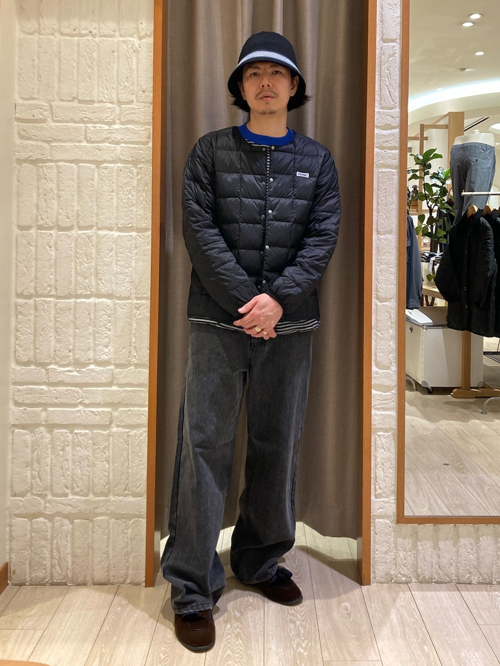 ブラック系のダウンジャケット/コート、グレー系のその他パンツ、ブラック系のTシャツ/カットソーを着用したメンズの秋コーディネートの5枚目の写真