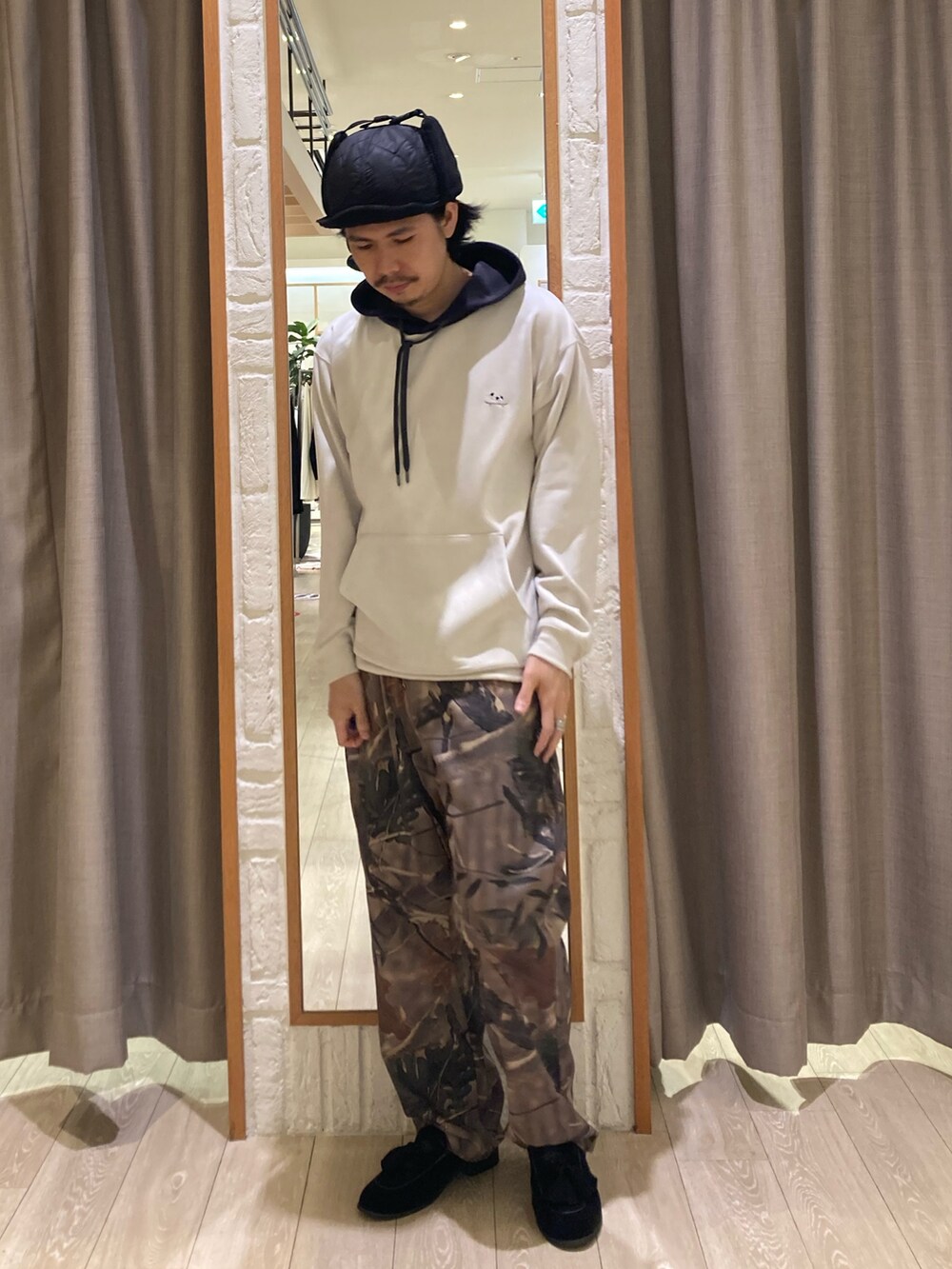「スポーツミックス、秋コーデ、テーマパークコーデ、ハロウィン、お出かけコーデ、パーカー、秋冬コーデ、秋服コーデ、キャップ、ゆるコーデ、休日コーデ、ストリートMIX、秋、シンプルスタイル、シンプル」｜「GLOSTERの【GLOSTER/グロスター】フレンチブルドッグ刺繍 スエードダンボール パーカー フーディ（パーカー、ホワイト系）」を使った、miyazakitakuroさん（メンズ・171cm）の秋コーディネートの5枚目の写真