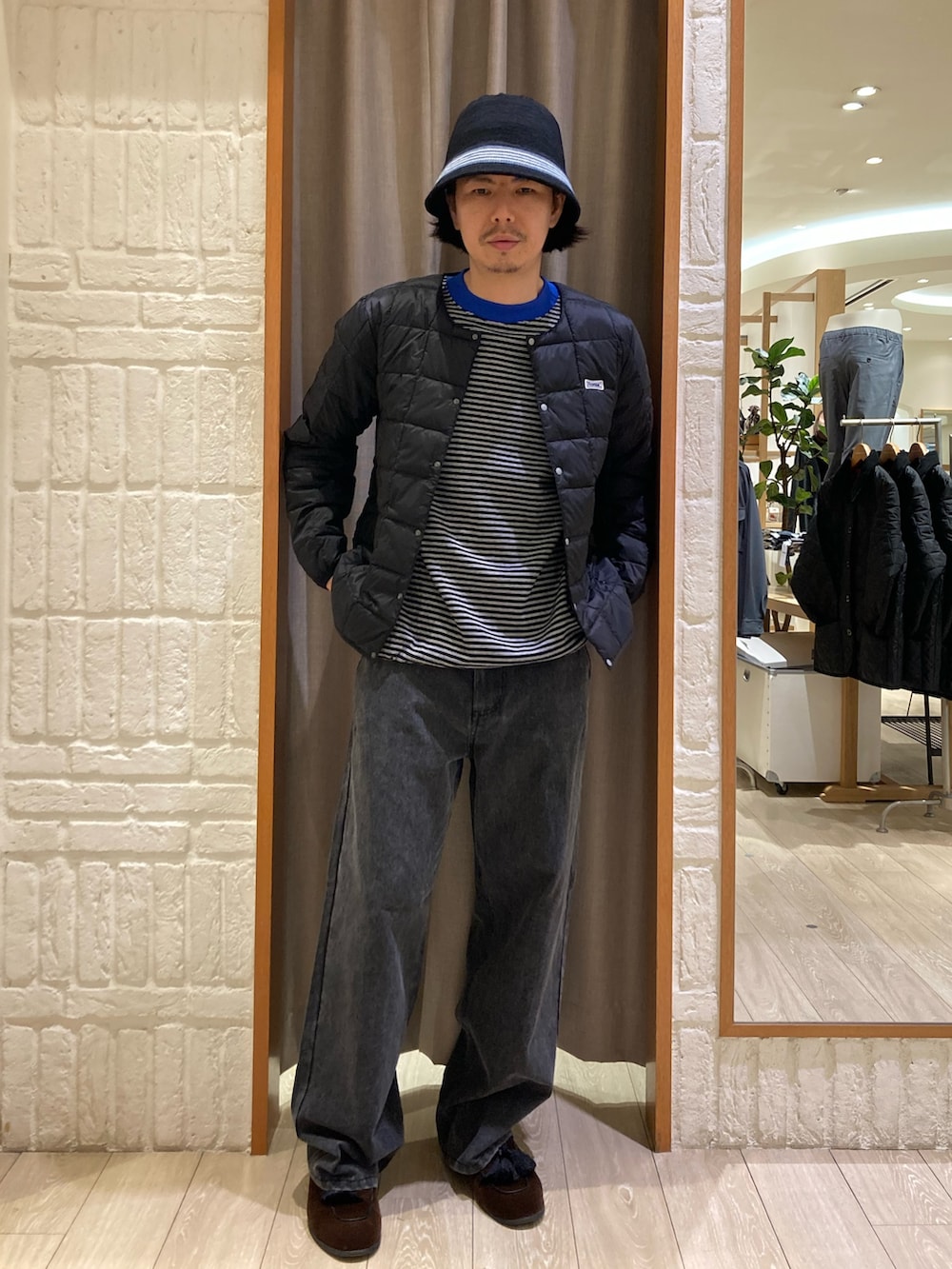 ブラック系のダウンジャケット/コート、グレー系のその他パンツ、ブラック系のTシャツ/カットソーを着用したメンズの秋コーディネートの3枚目の写真
