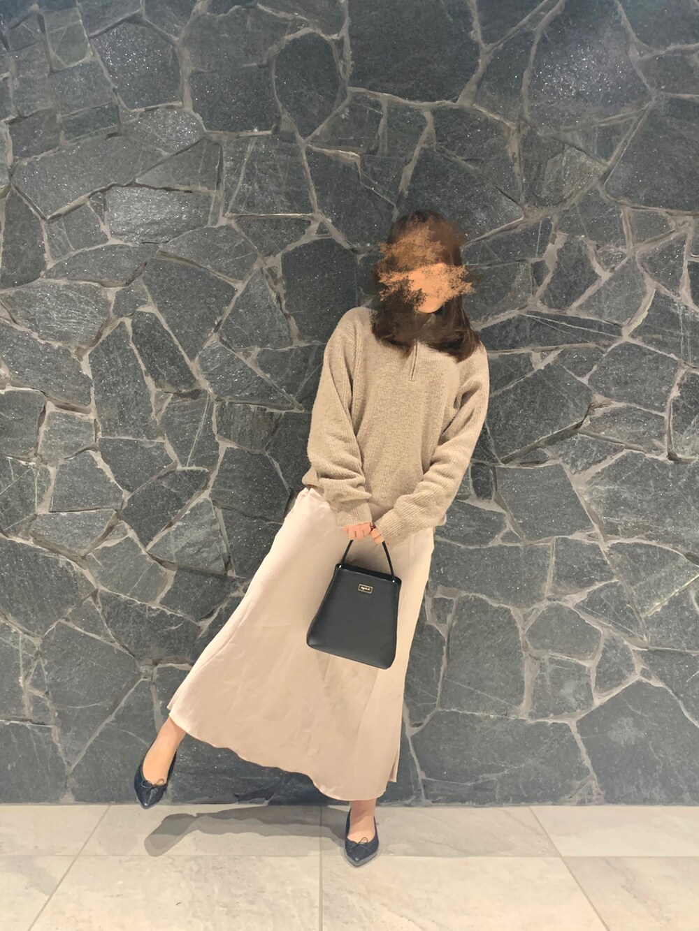 ブラック系のハンドバッグ、ピンク系のスカート、ブラック系のバレエシューズを着用したレディースの秋コーディネートの3枚目の写真