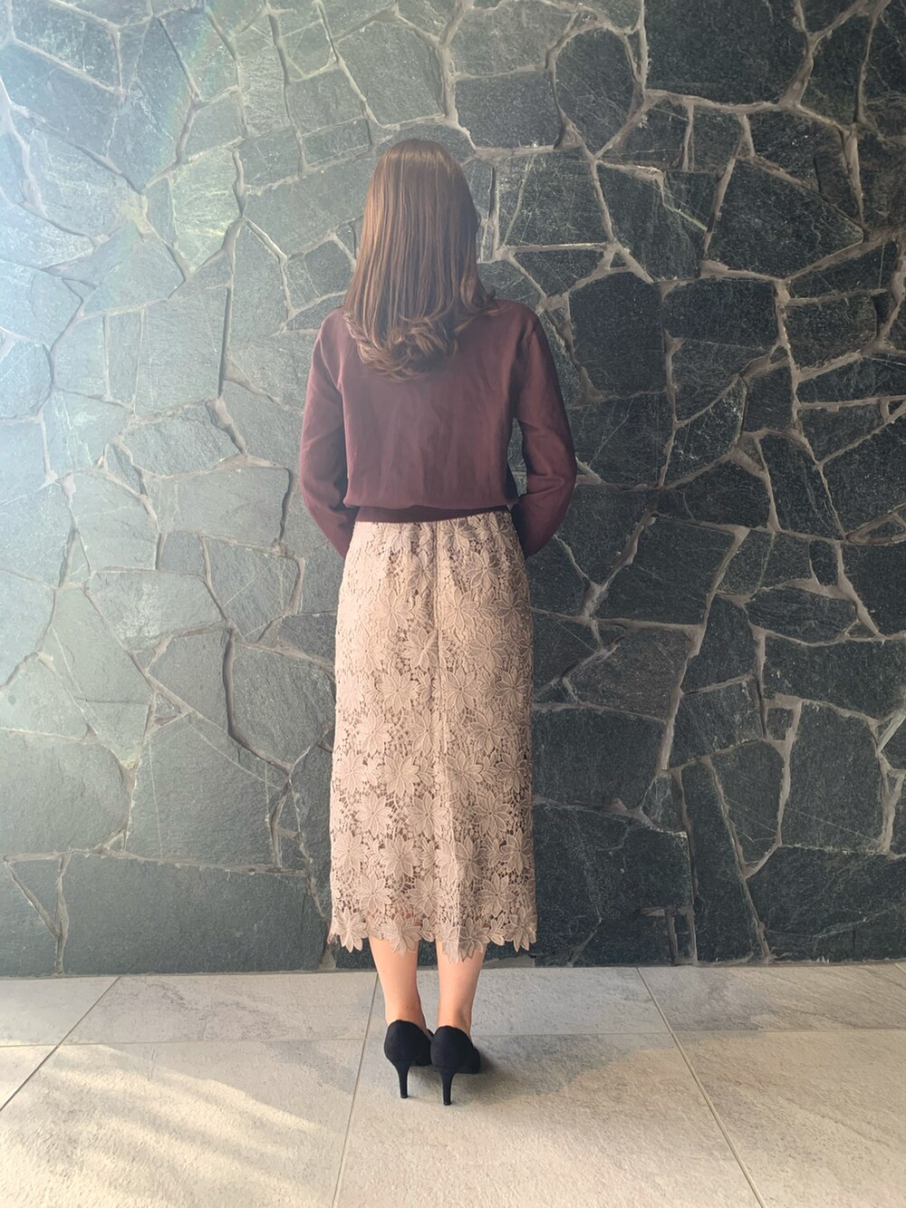 ブラウン系のアンサンブル、ブラウン系のスカート、ブラック系のパンプスを着用したレディースの秋コーディネートの3枚目の写真