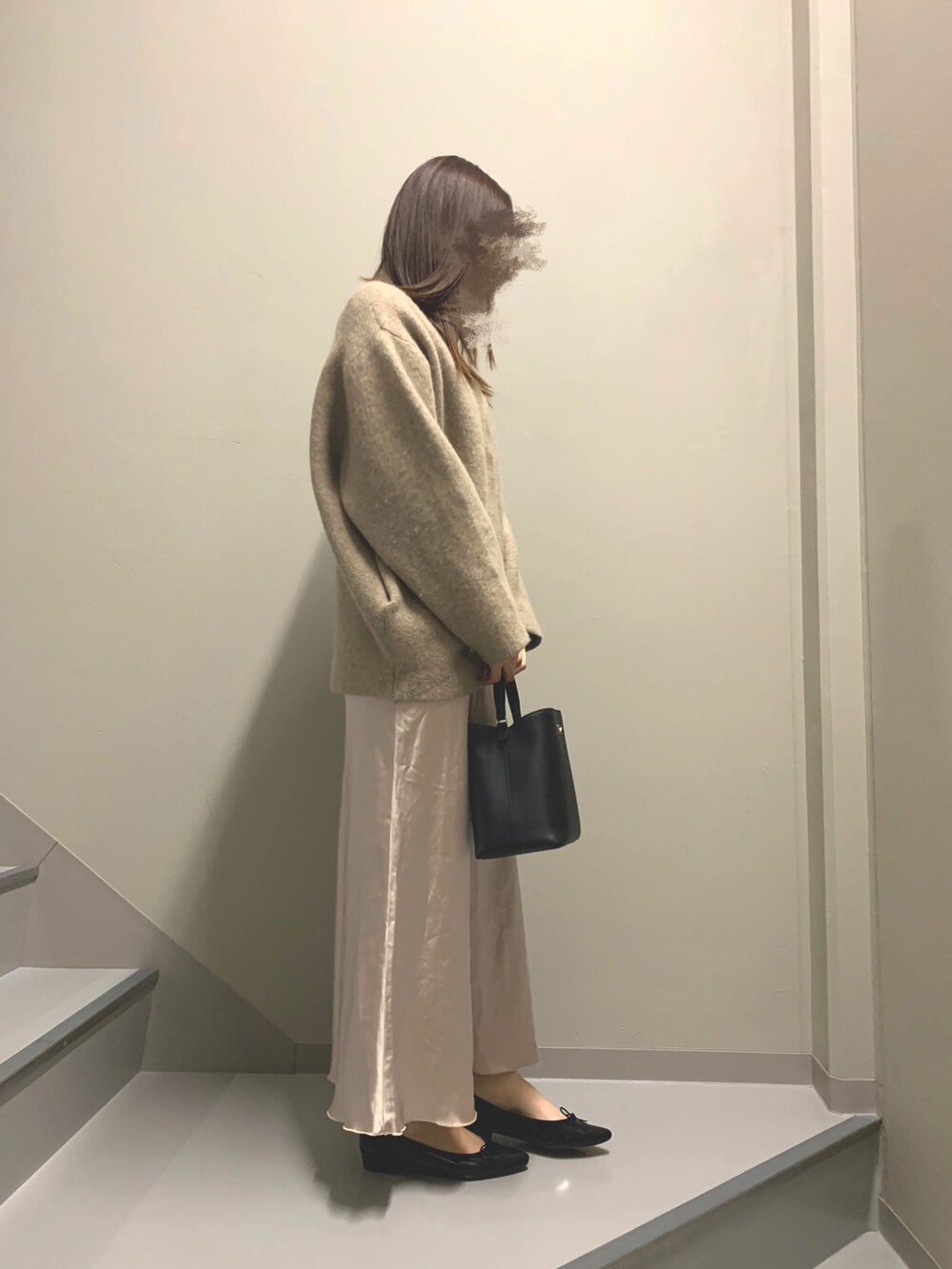 ベージュ系のジャケット/アウター、ブラック系のハンドバッグ、ピンク系のスカートを着用したレディースの冬コーディネートの2枚目の写真