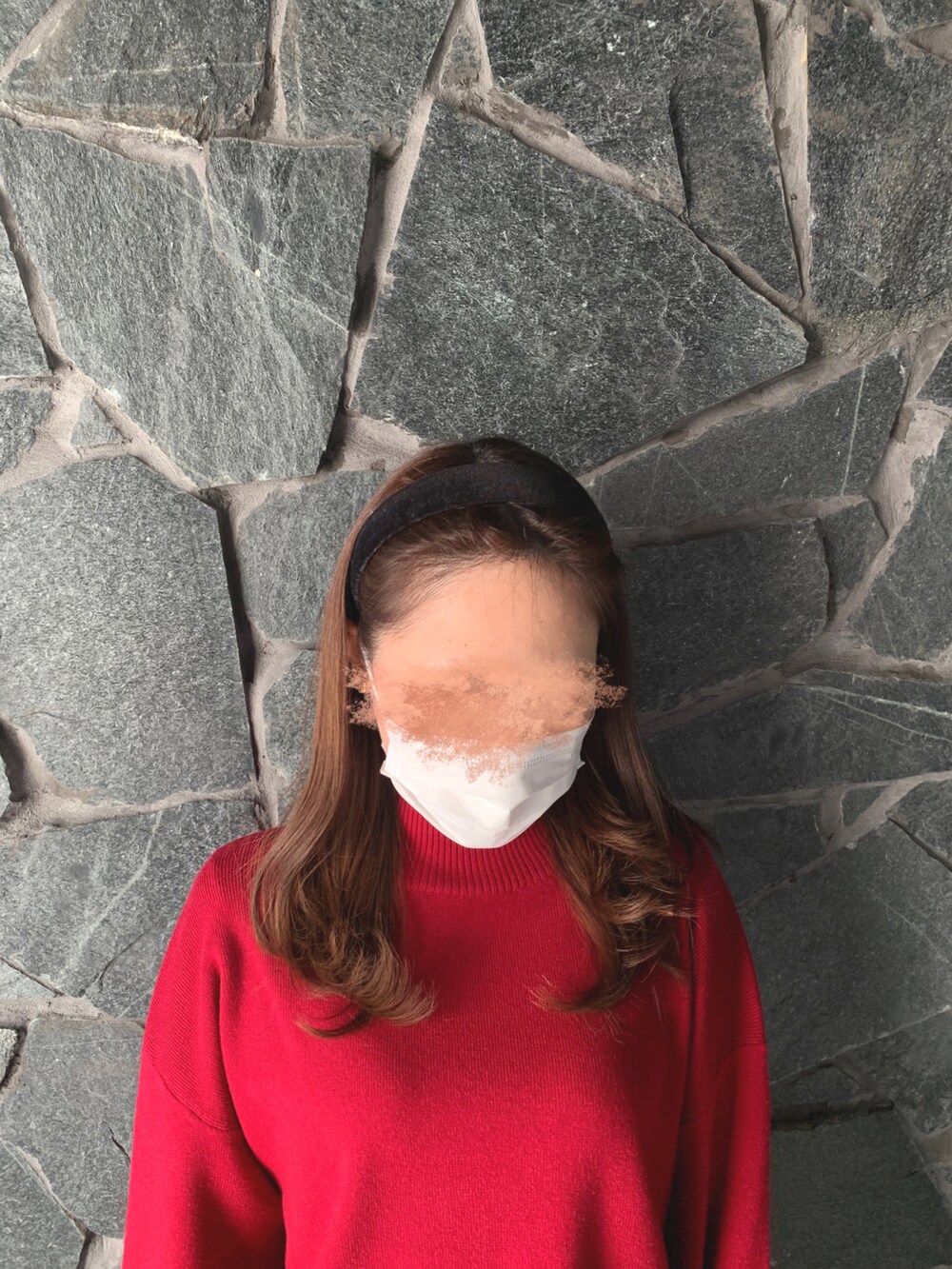 ブラック系のスカート、レッド系のニット/セーター、ブラウン系のブーツを着用したレディースの冬コーディネートの3枚目の写真