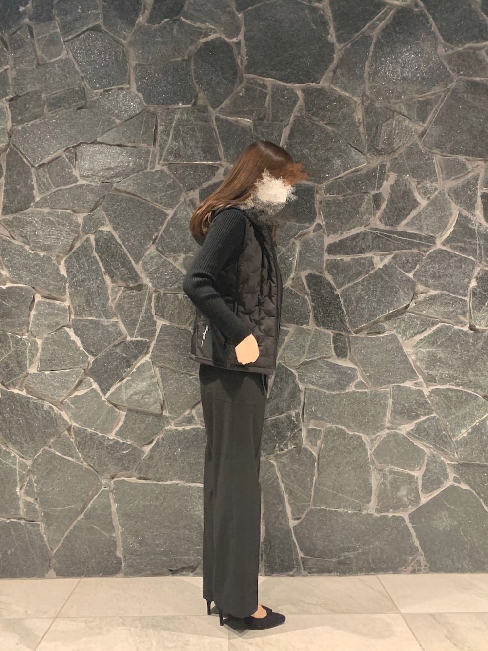 グレー系のパンツ、ブラック系のパンプス、ベージュ系のトートバッグを着用したレディースの冬コーディネートの4枚目の写真