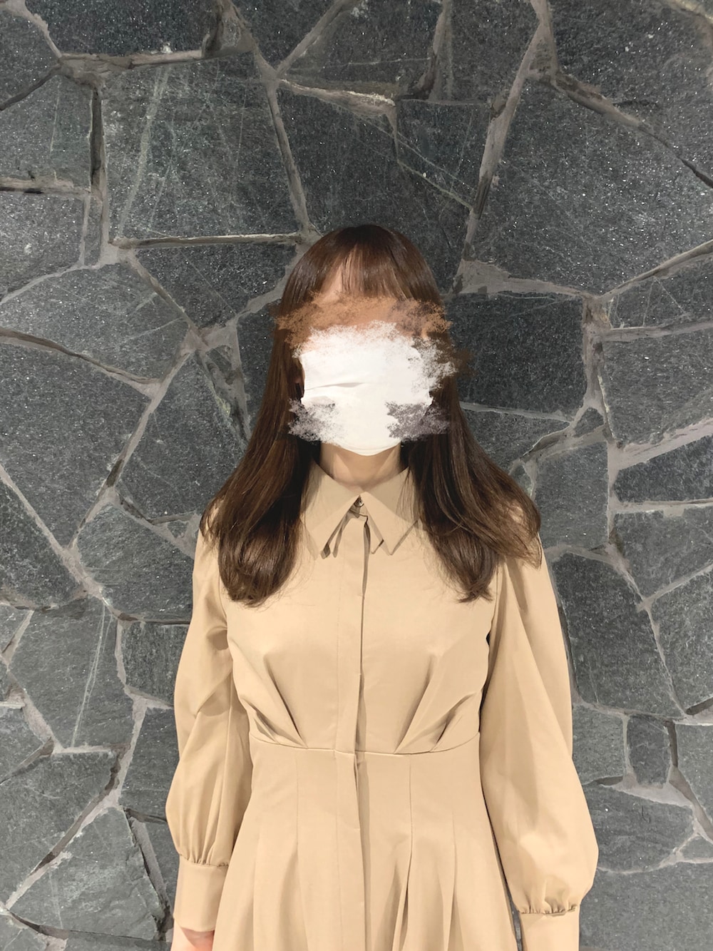 ベージュ系のワンピース、ブラック系のハンドバッグ、ブラック系のパンプスを着用したレディースの冬コーディネートの4枚目の写真