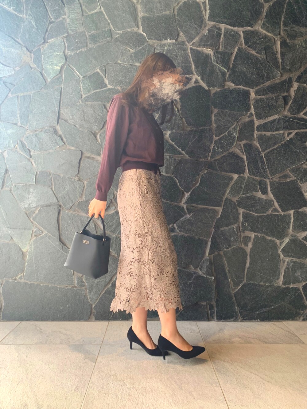 ブラウン系のアンサンブル、ブラウン系のスカート、ブラック系のパンプスを着用したレディースの秋コーディネートの2枚目の写真