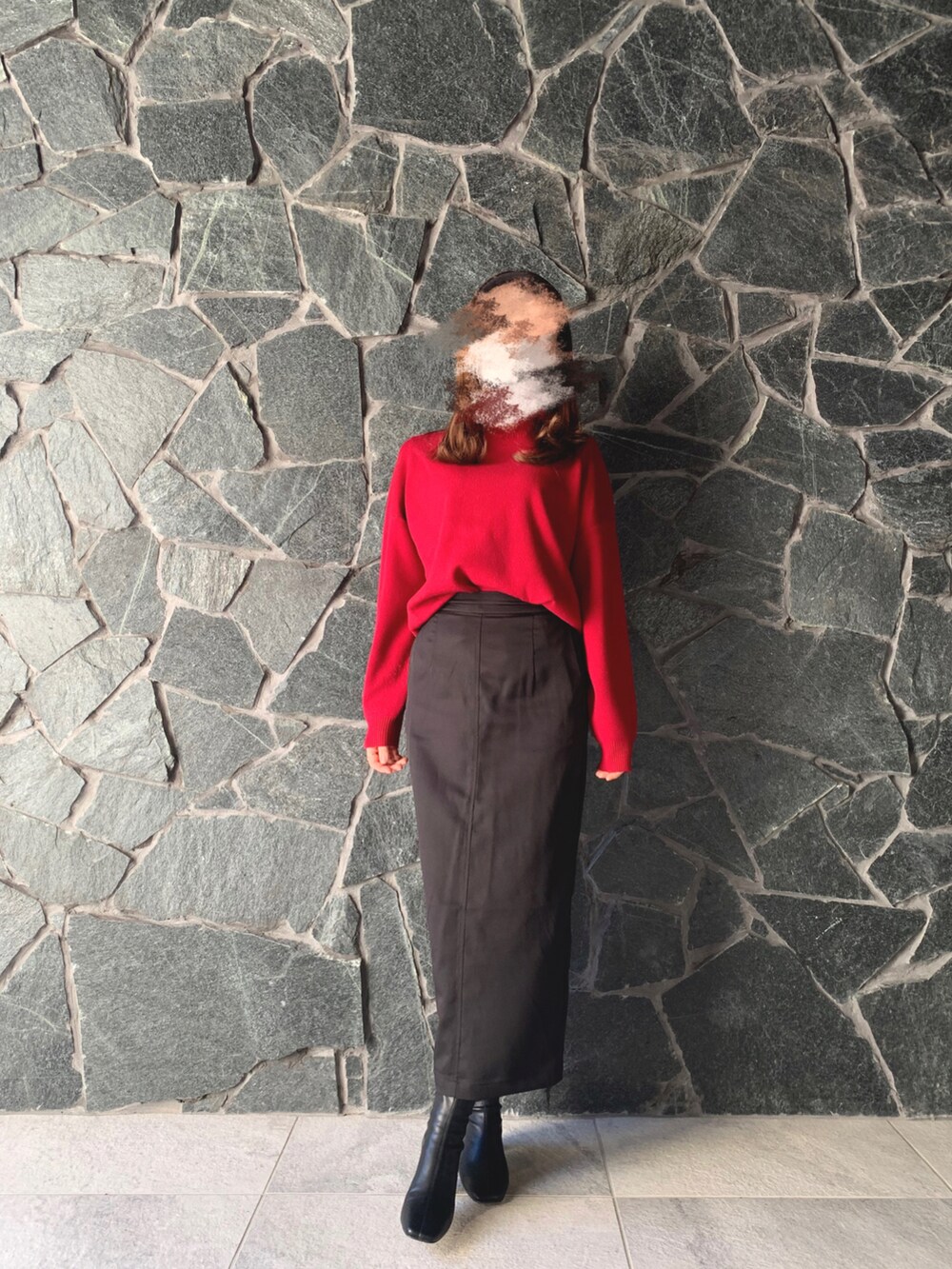 ブラック系のスカート、レッド系のニット/セーター、ブラウン系のブーツを着用したレディースの冬コーディネートの2枚目の写真