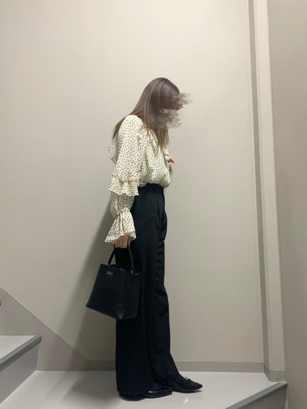 その他のシャツ/ブラウス、グレー系のパンツ、ブラック系のハンドバッグを着用したレディースの冬コーディネートの2枚目の写真