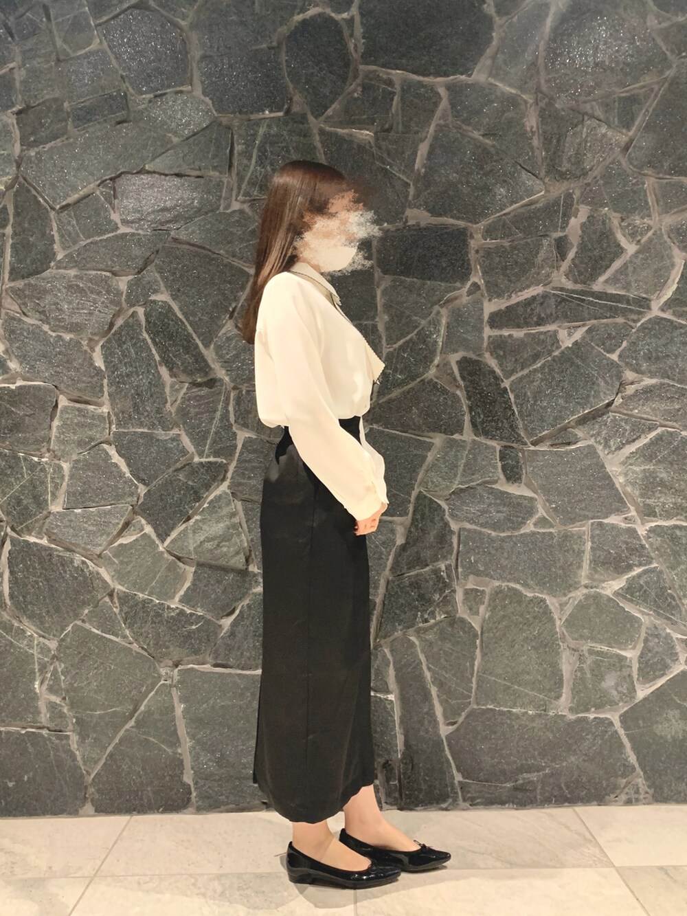 ホワイト系のシャツ/ブラウス、ブラック系のスカート、ブラック系のバレエシューズを着用したレディースの秋コーディネートの2枚目の写真