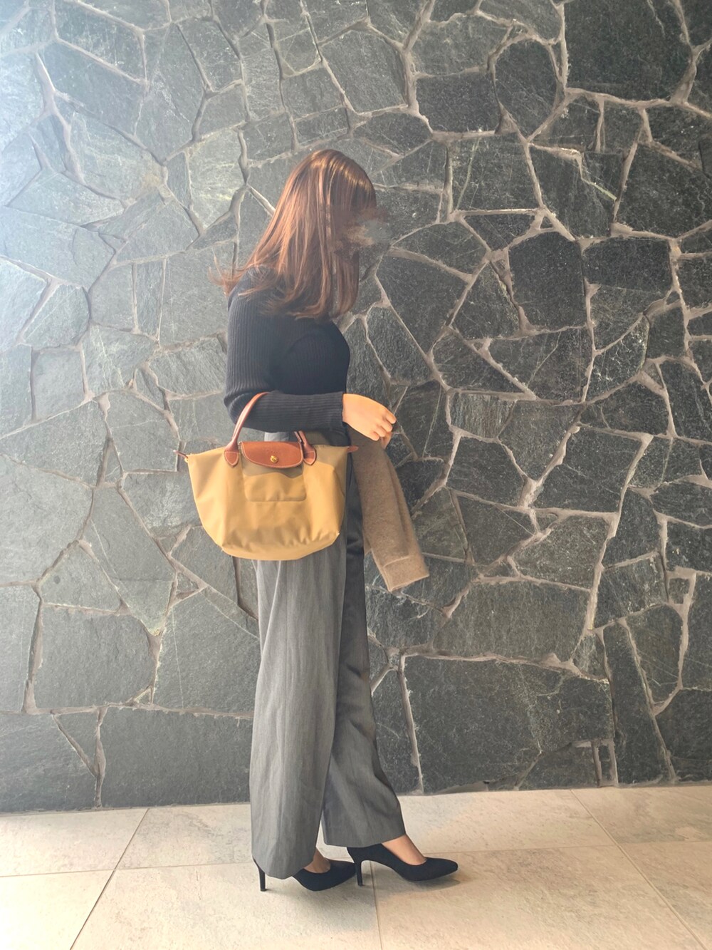 グレー系のパンツ、ブラック系のニット/セーター、ベージュ系のジャケット/アウターを着用したレディースの秋コーディネートの2枚目の写真