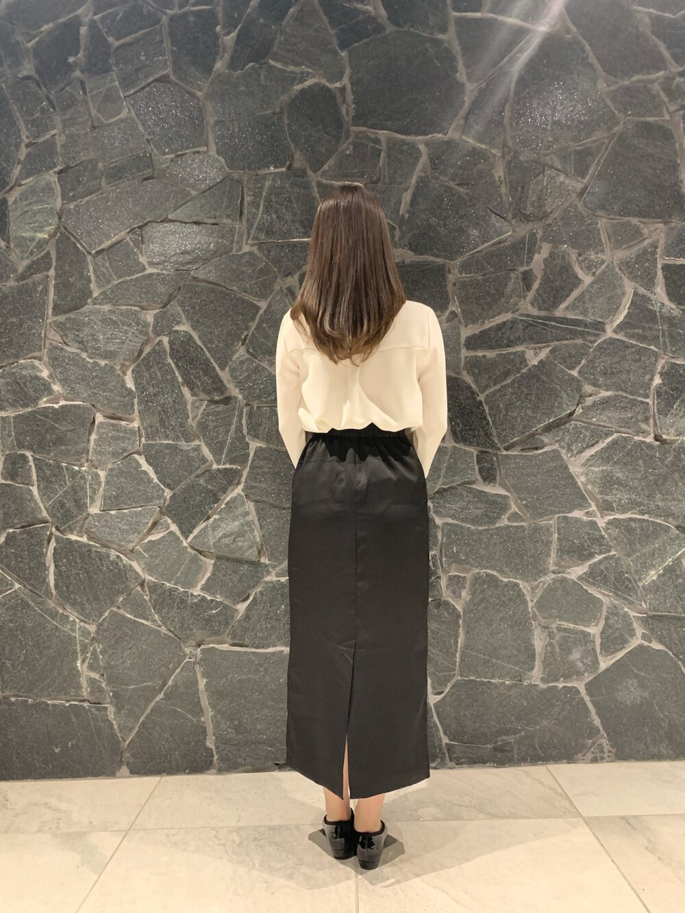 ホワイト系のシャツ/ブラウス、ブラック系のスカート、ブラック系のバレエシューズを着用したレディースの秋コーディネートの3枚目の写真