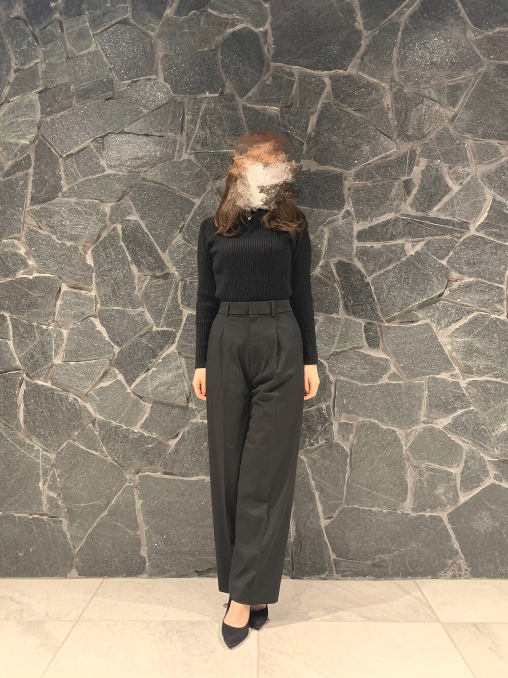 グレー系のパンツ、ブラック系のパンプス、ベージュ系のトートバッグを着用したレディースの冬コーディネートの2枚目の写真