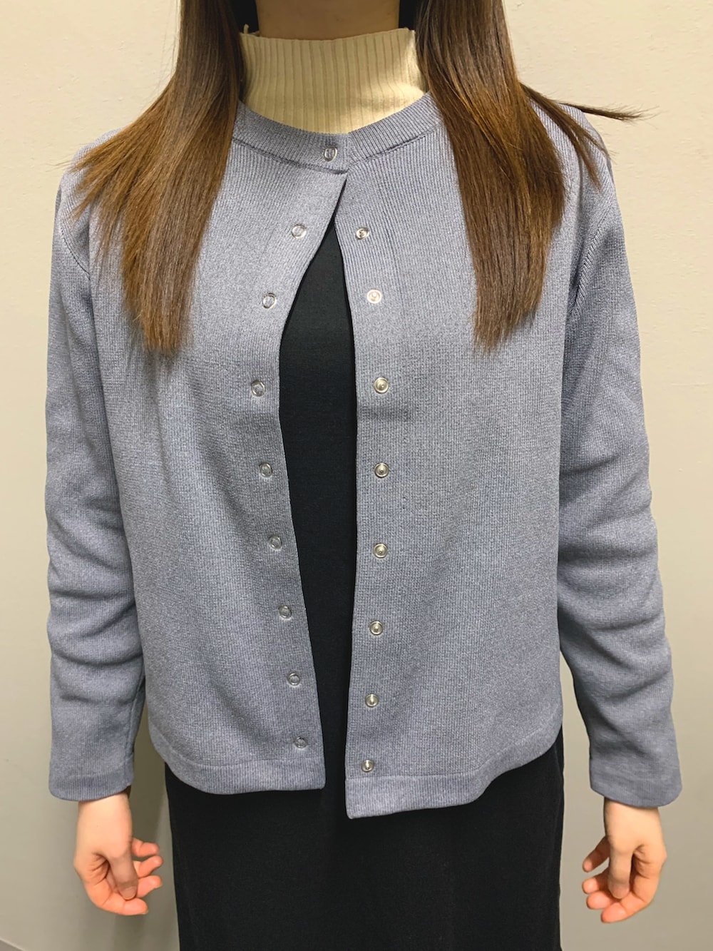 ベージュ系のトートバッグ、ブラック系のワンピース/ドレス、グレー系のカーディガン/ボレロを着用したレディースの冬コーディネートの4枚目の写真