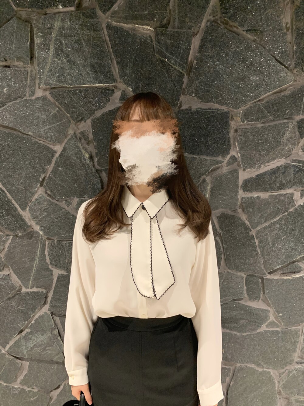 ホワイト系のシャツ/ブラウス、ブラック系のスカート、ブラック系のバレエシューズを着用したレディースの秋コーディネートの4枚目の写真