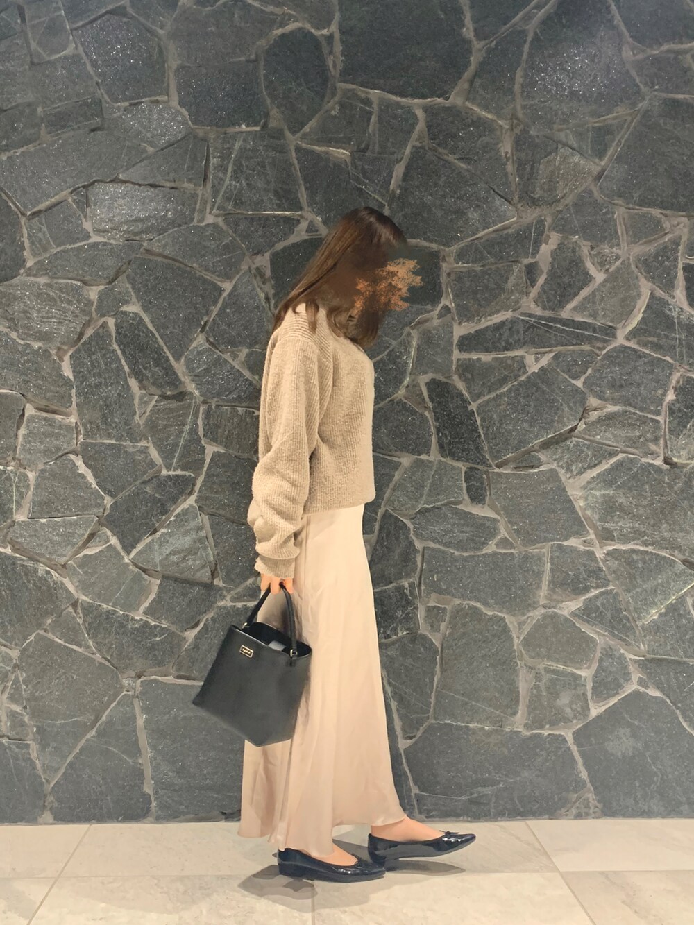 ブラック系のハンドバッグ、ピンク系のスカート、ブラック系のバレエシューズを着用したレディースの秋コーディネートの2枚目の写真