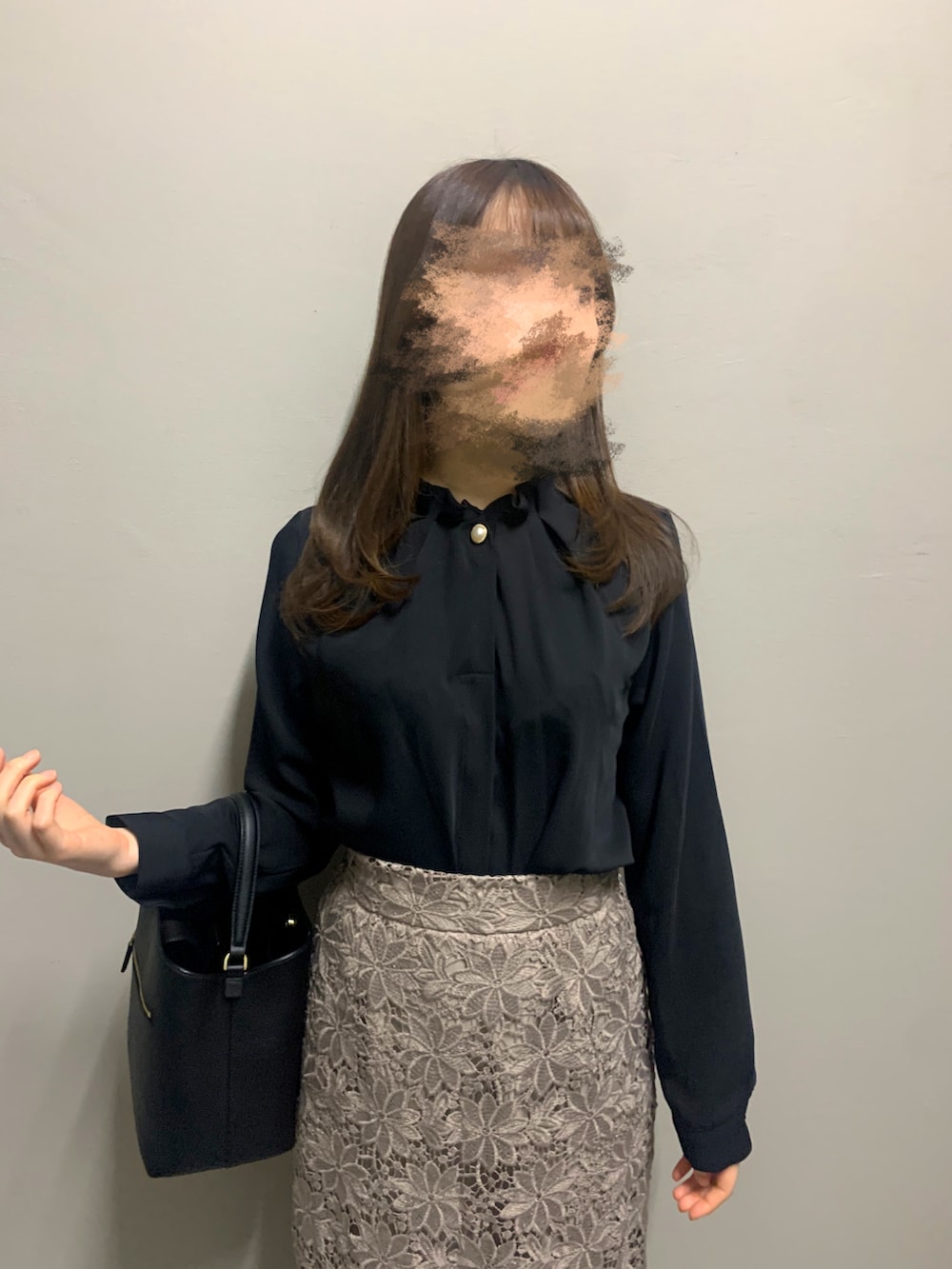 ブラック系のシャツ/ブラウス、ブラウン系のスカート、ブラック系のバレエシューズを着用したレディースの冬コーディネートの2枚目の写真