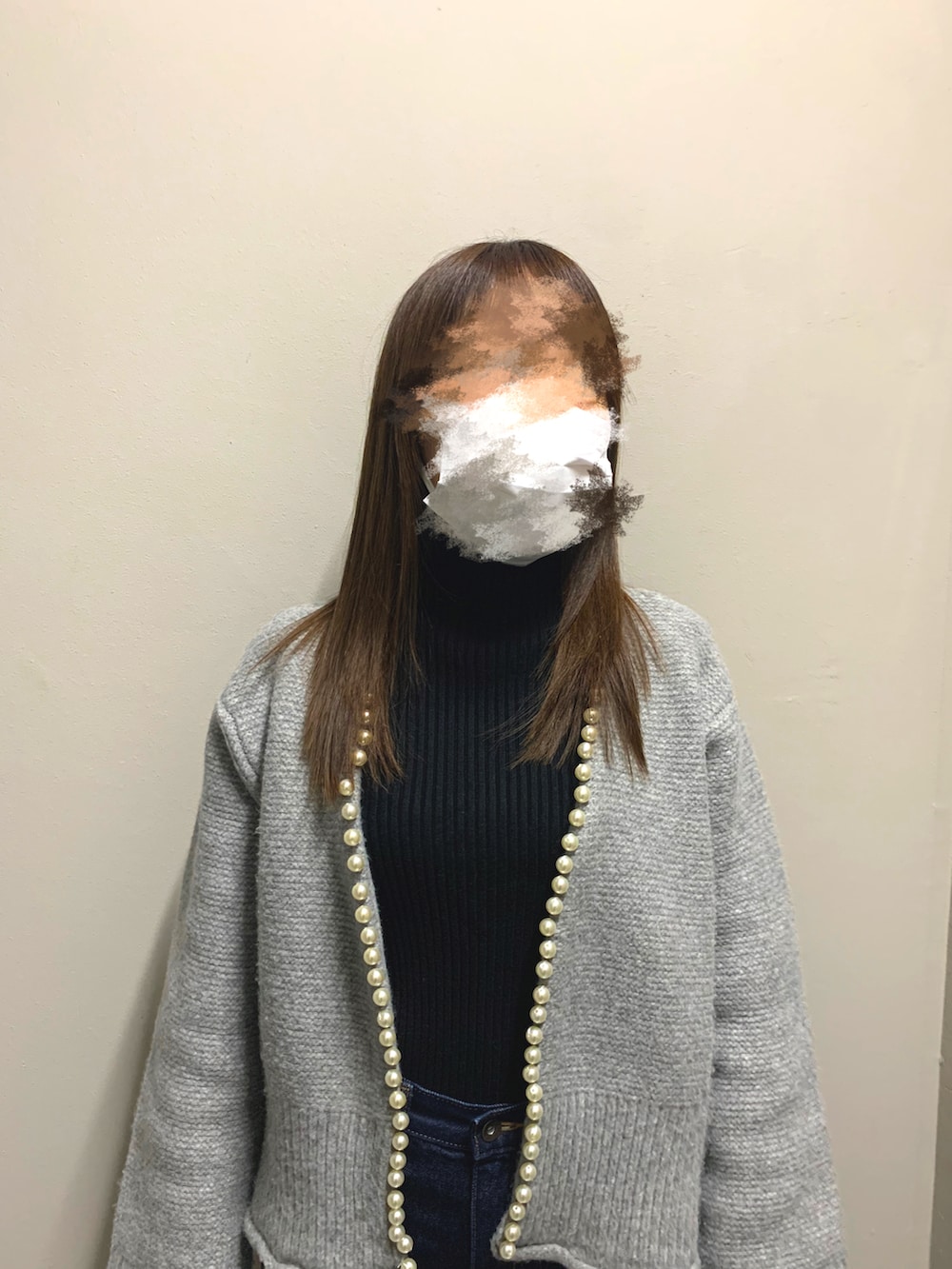 ブルー系のデニムパンツ、ホワイト系のバッグ、ブラウン系のブーツを着用したレディースの冬コーディネートの3枚目の写真