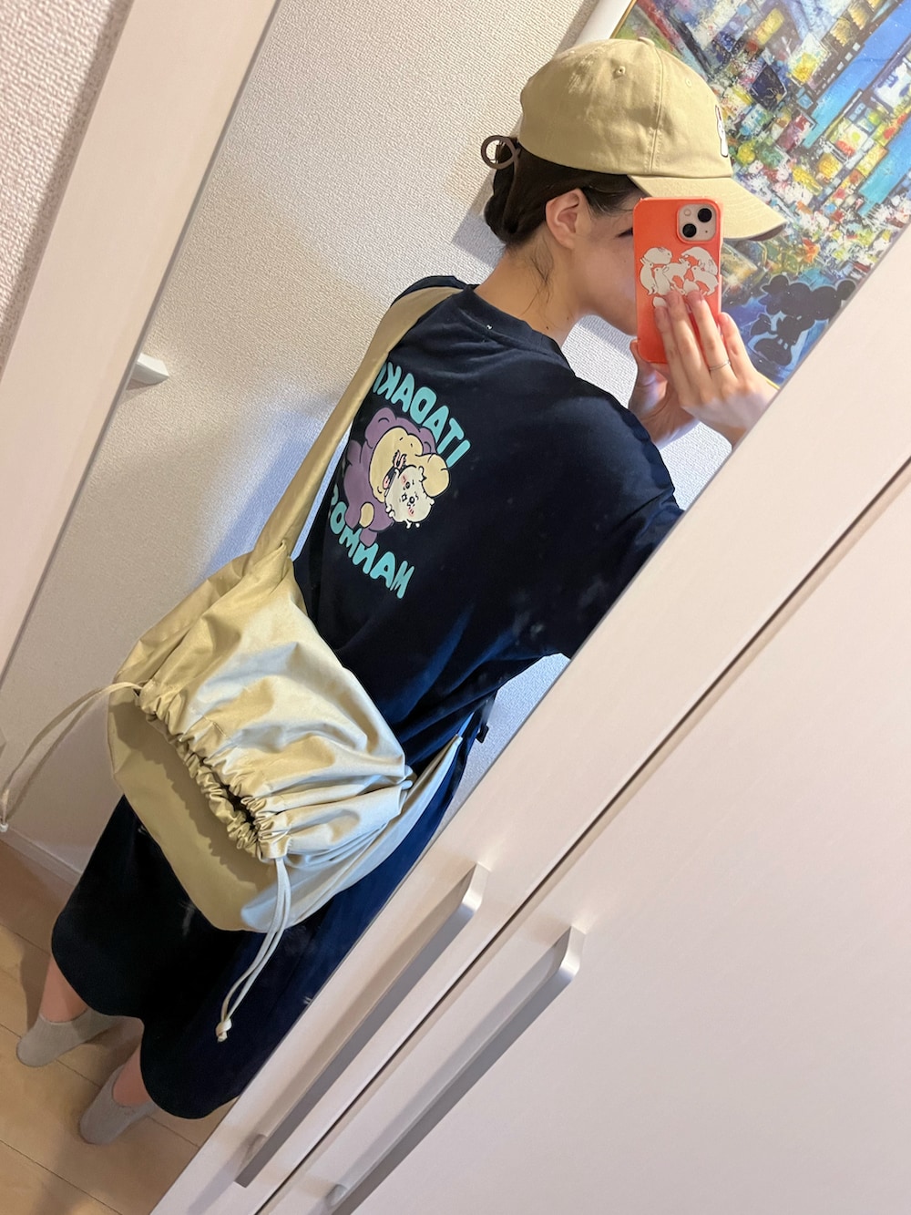 ベージュ系のバッグ、ブルー系のワンピース/ドレス、グレー系のレッグウェアを着用したレディースの春コーディネートの2枚目の写真