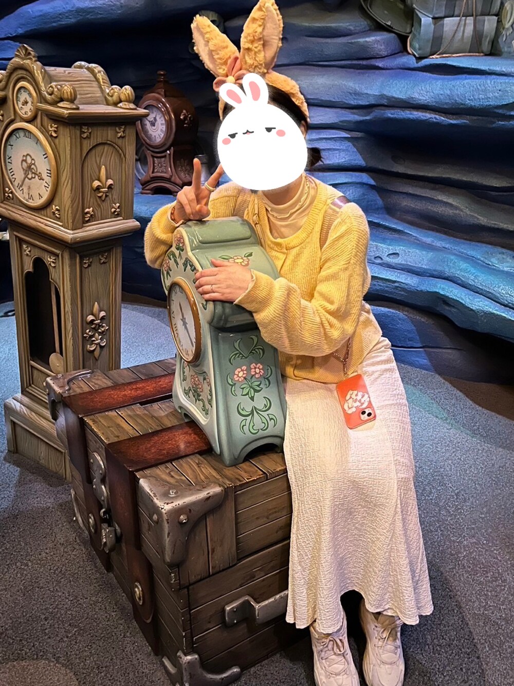 イエロー系のカーディガン/ボレロ、ホワイト系のスカート、イエロー系のカチューシャを着用したレディースの春コーディネートの4枚目の写真