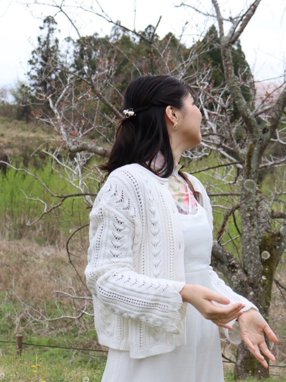 ピンク系のかごバッグ、ホワイト系のワンピース、その他のトップスを着用したレディースの春コーディネートの3枚目の写真