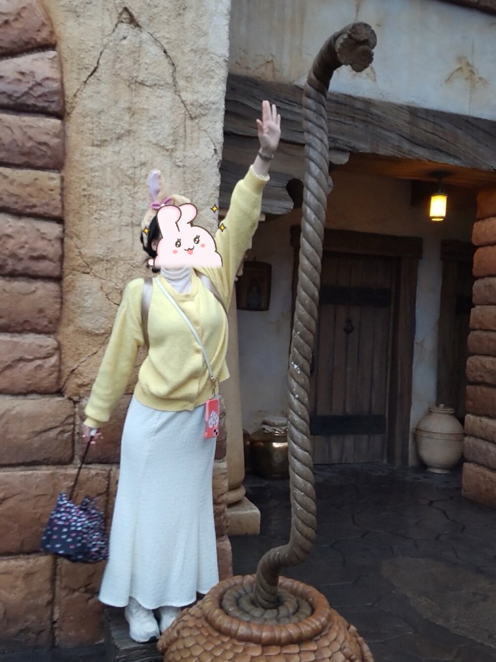 イエロー系のカーディガン/ボレロ、ホワイト系のスカート、イエロー系のカチューシャを着用したレディースの春コーディネートの3枚目の写真