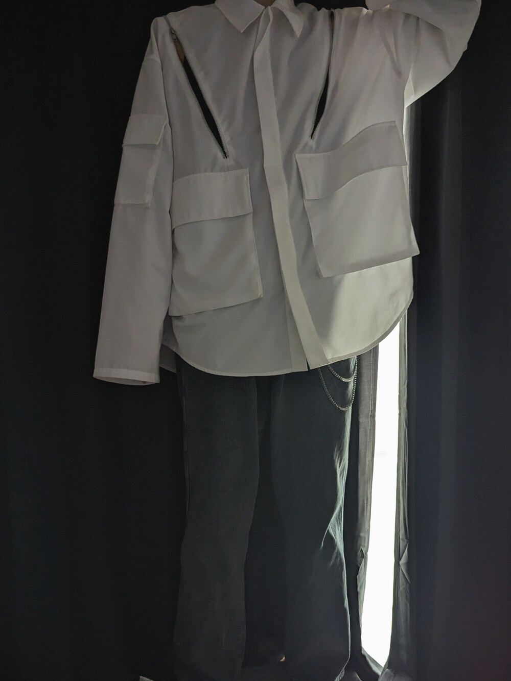 グレー系のデニムパンツ、ホワイト系のその他アウター、ブラック系のタンクトップを着用したメンズの春コーディネートの2枚目の写真