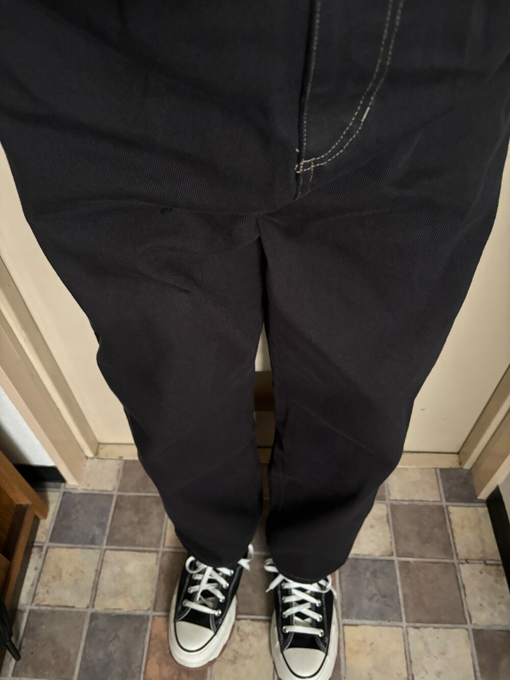 ブラック系のブルゾン、ブルー系のニット/セーター、ブラック系のショルダーバッグを着用したメンズの冬コーディネートの2枚目の写真