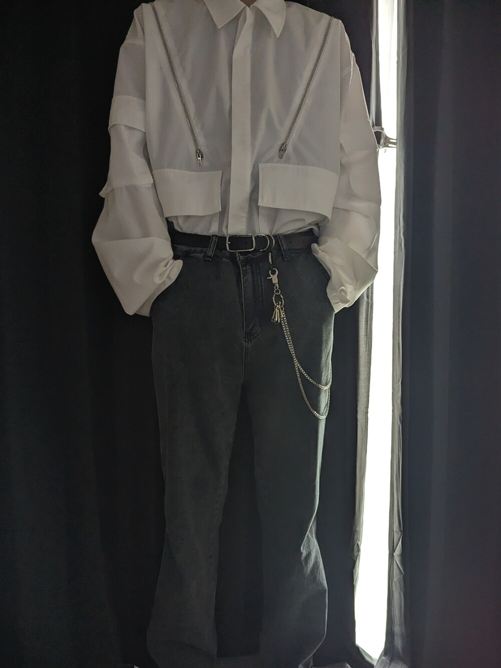 グレー系のデニムパンツ、ホワイト系のその他アウター、ブラック系のタンクトップを着用したメンズの春コーディネートの3枚目の写真