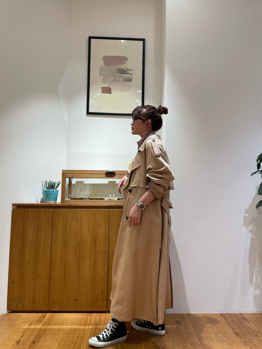 ブルー系のシャツ/ブラウス、ベージュ系のトレンチコート、グレー系のスウェットパンツを着用したレディースの冬コーディネートの2枚目の写真