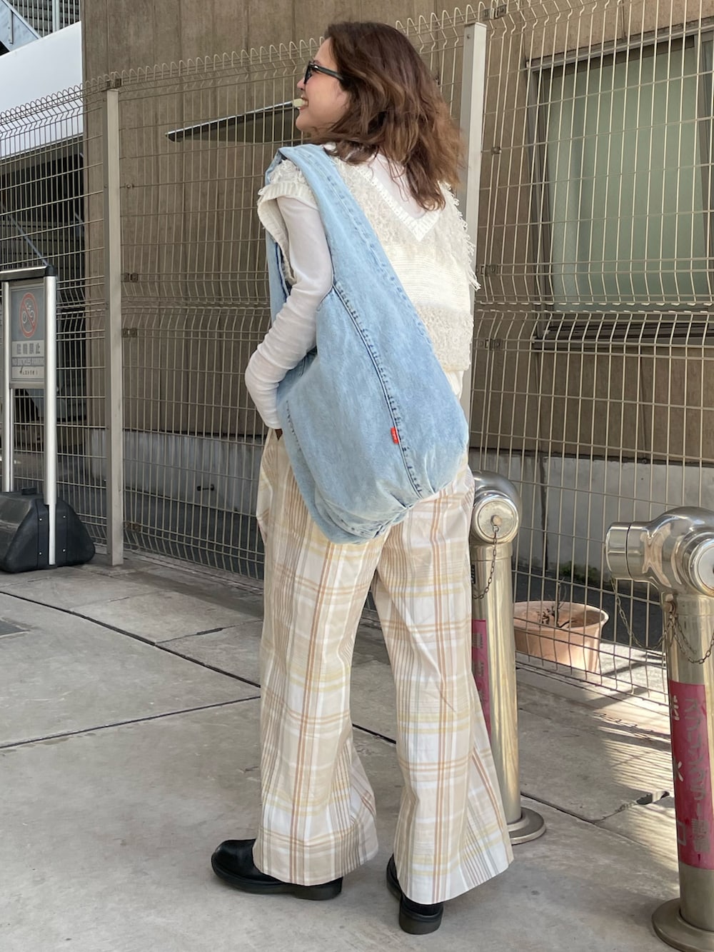 ホワイト系のTシャツ/カットソー、ホワイト系のベスト、ベージュ系のその他パンツを着用したレディースの冬コーディネートの4枚目の写真