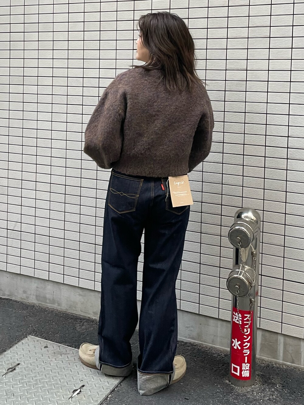 ブルー系のデニムパンツ、グレー系のカーディガン/ボレロを着用したレディースの冬コーディネートの3枚目の写真