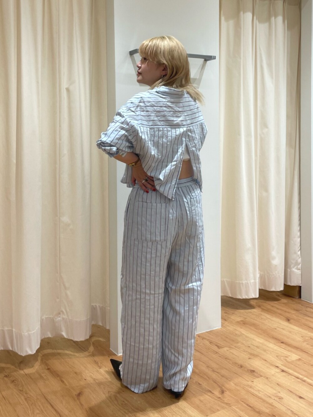 ブルー系のシャツ/ブラウス、ブルー系のその他パンツを着用したレディースの夏コーディネートの3枚目の写真